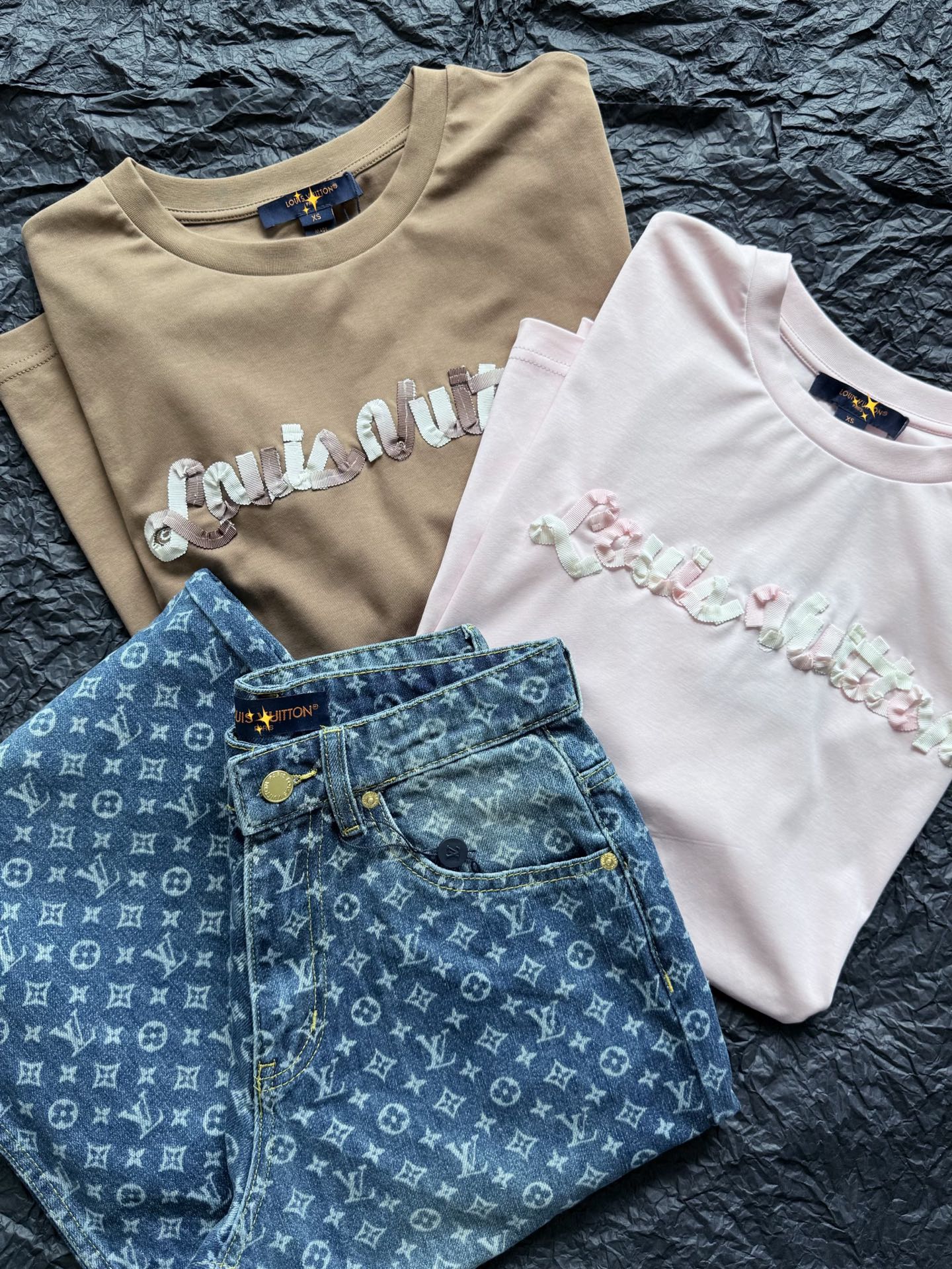 NO:793798,Actual photos of pink·details. A really impeccable color palette. It can be easily controlled no matter what skin color you have. The front logo is purely hand-finished and can withstand your magnifying glass ~~,,19860909粉色·细节实拍图 真心无可挑剔的调色盘 不管是什么肤色,都能轻松驾驭 前副纯人工付出完成的logo 经得起你们的放大镜 ~~,,,Women's clothing