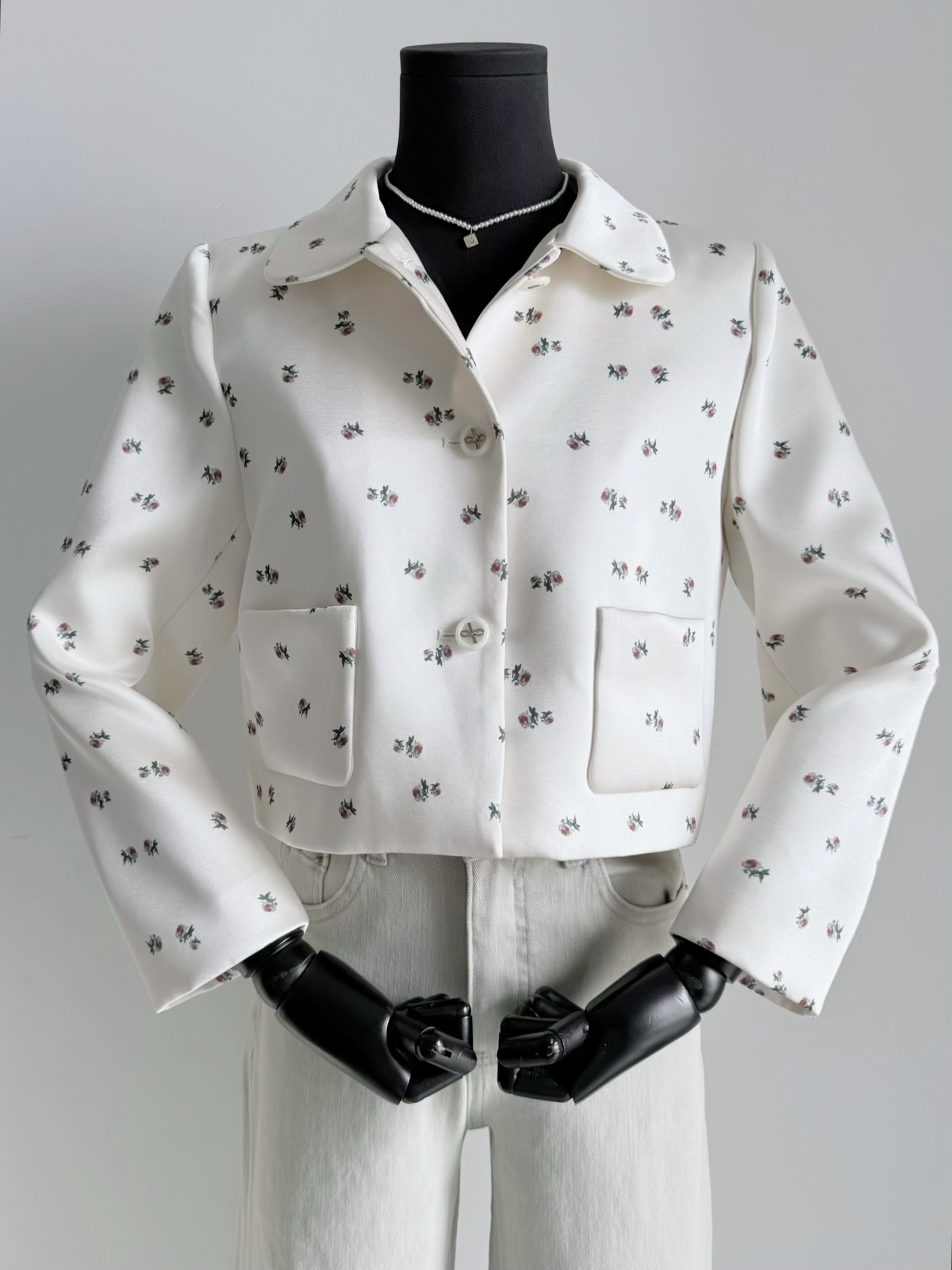 NO:793810,I have to praise the Zhao Lusi co-branded series. The design and atmosphere are at the ZY ceiling level ~~ We have produced almost the entire series. The custom-supplied yb uniform suit fabrics are silky and smooth. It is different from the rigid ones you buy every day. It is a very breathable and shiny noble fabric. The imported machine-printed small floral prints are very clear. The shoulder version is not soft at all. It balances elegance and temperament just right. It looks good with skirts and jeans, skirts, jeans, business suits,19860909不得不夸赵露思联名系列 设计和氛围感都是ZY天花板级别 ~~ 几乎整个系列我们都有出,蹲好 客供丝滑有手感的yb一致西装面料 不同于你日常买的死板那种 而是非常透气又有光泽感的显贵面料. 进口机器印烫小碎花清晰无比 正肩版型一点也不软塌 将优雅与气质平衡得刚刚好 搭配半裙连衣裙/牛仔裤都好看,,skirts,jeans,business suit,,Women's clothing