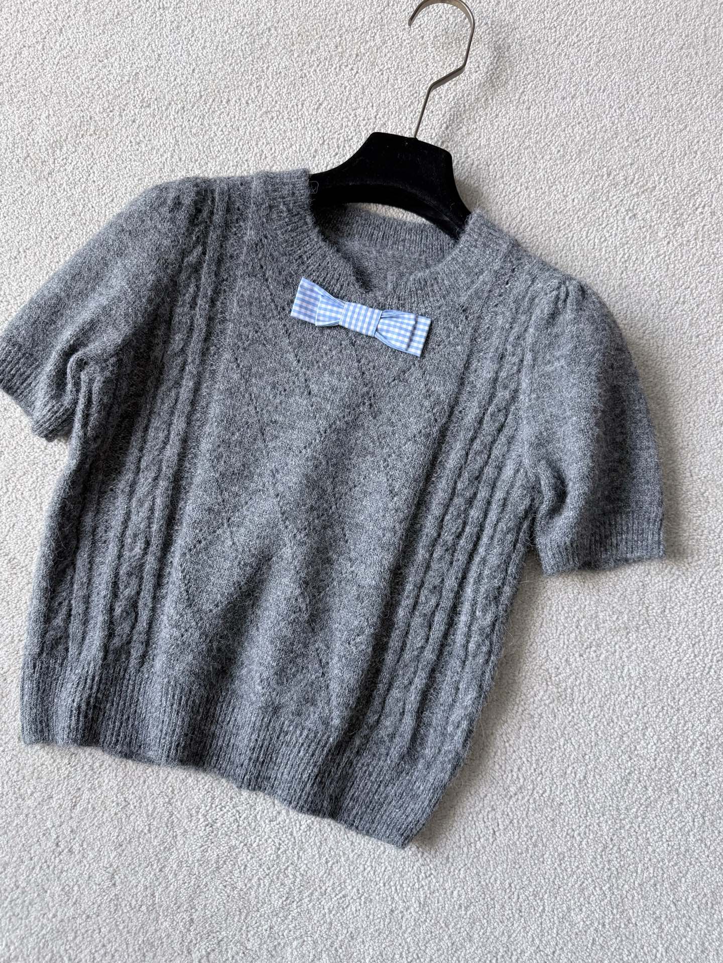 NO:795703,Integrate good daily aesthetics, age-reducing elegance and well-behaved all in one ~~ Herlian cabinets have been replenished. The sales volume is enough to illustrate its aesthetics and style. It is a niche aesthetic well-behaved bow knitted top. The custom-woven and dyed light gray wool is very delicate, elastic, soft and skin-friendly. The three-dimensional tailoring restores the small V-neck details of the collar. The bows of the shirt fabric are hand-stitched. Paired with the spliced ​​skirts of the same series, it is really hard to put it down!!,,skirts,shirts,19860909融入日常好审美 减龄优雅与乖巧集齐于一身 ~~ Herlian柜子都一直在补 销量足以说明它的审美和版型 小众好审美乖巧蝴蝶结针织上衣. 定织定染浅灰色毛料非常细腻 富有弹力,柔软亲肤 立体剪裁还原领子小V领细节 纯手工缝制衬衫面料蝴蝶结 搭配同系列拼接半裙 真心让人爱不释手 !!,,skirts,shirts,,Women's clothing