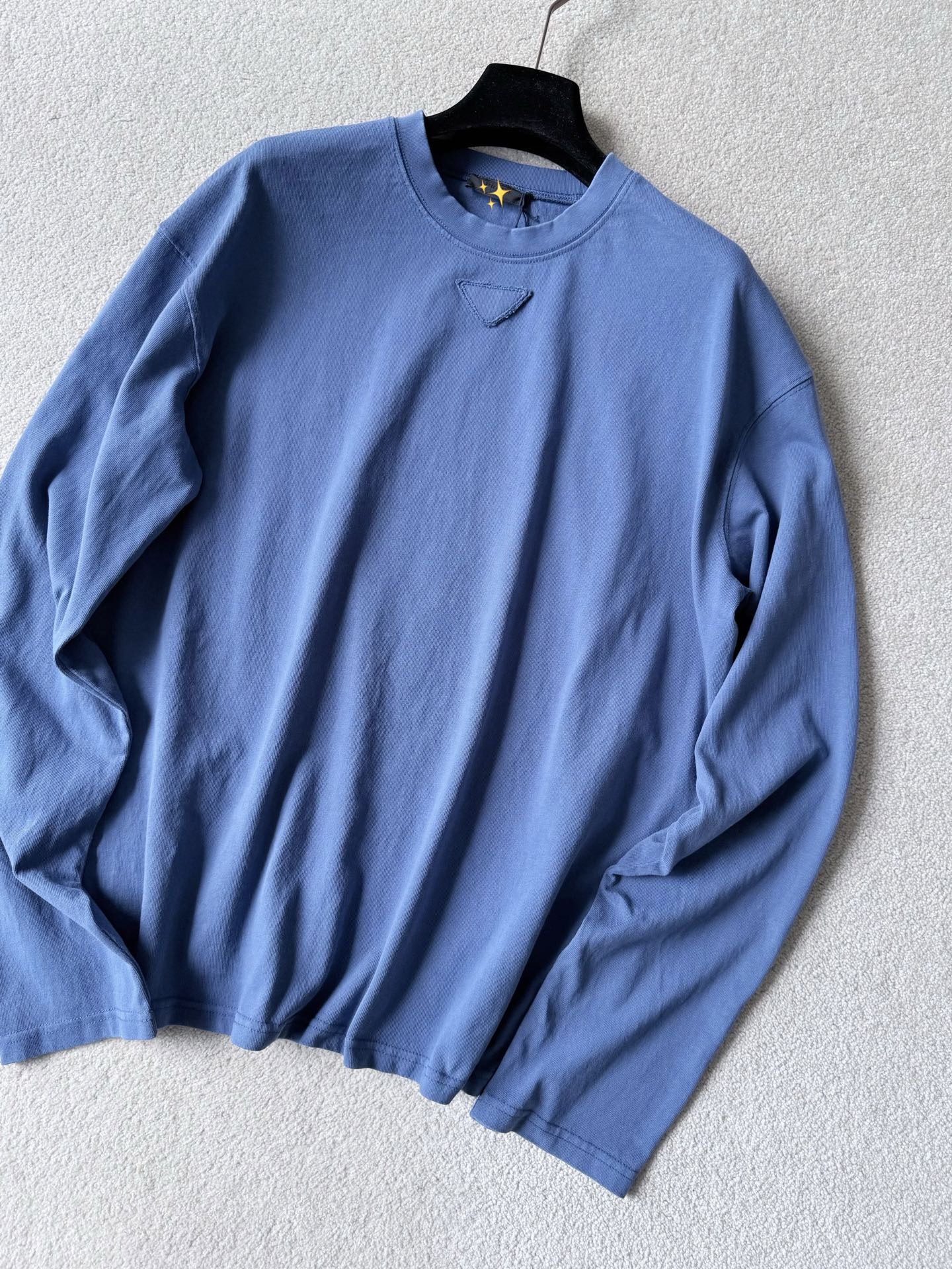 NO:794299,Predict that the popular color this year is blue. Nine purples are away from the fire year. Blue gives people a refreshing feeling like water ~ It can be done in one piece during the transition season and you can go out in five minutes. It is made of 12-count fine cotton jersey fabric. It weighs 230g/square meter, is comfortable and breathable, and can withstand long-term wear and washing without deformation or distortion. The triangular logo is cut from the same fabric and has excellent details. It is worth emphasizing that the environmentally friendly washing, fading and distressing treatment make the collar, cuffs and hem have an excellent texture.19860909预判一下今年的流行色是蓝色 九紫离火年,蓝色给人水一般的清新 ~ 过渡季节一件就搞定,五分钟出门 采用12支精棉平纹针织面料 克重230g/平方米,舒适透气 又经得起长时间穿洗不变形不走样 同面料切割三角标细节上上乘. 值得强调的是环保洗水褪色做旧处理 使得领口袖口下摆都呈现绝佳质感,,,Women's clothing