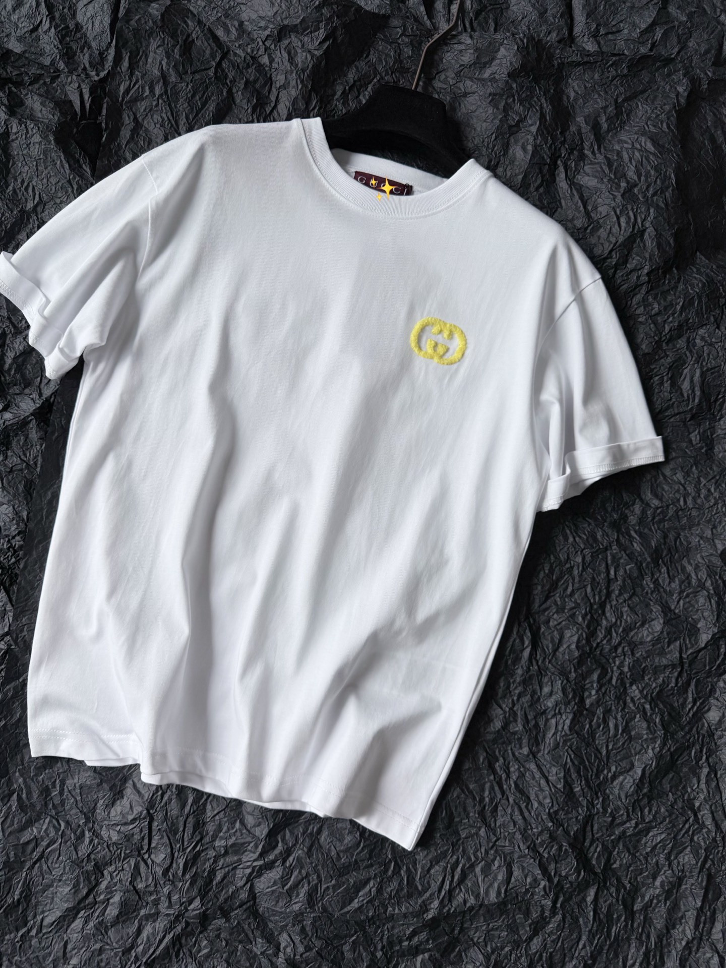 NO:796222,There are very few GGs to buy, but the products must be high-quality!! The same style for men and women, the comfortable and skin-friendly tight cotton tee can withstand many years of wearing and washing, and is more 'durable' than ordinary cotton. The brand-new bright yellow interlocking GG embroidery. The customized snowflake velvet fabric has no color difference. It feels great to the touch and the texture is also very positive. Many versions on the market are printed or embroidered. Only mine has the matching velvet bottom.,,19860909极少数入手的GG 但凡出品必定精品 !! 男女同款舒适亲肤的紧密棉tee 经得起你多年的穿洗 比普通的棉更加“耐造” 全新的亮黄色互扣式GG刺绣 定制的雪花绒面料无色差 触摸手感极佳,质感也很正 市面不少版本都是印花or刺绣 只有我家是对版的绒布底.,,,Women's clothing