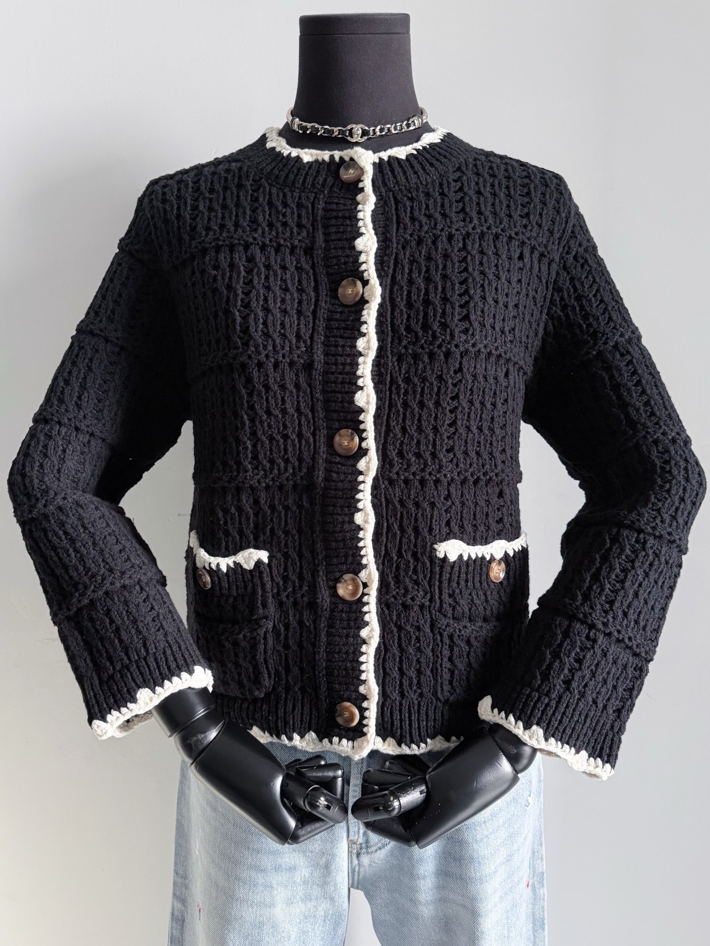 NO:807083,Black·Details Actual Photos Needless to say the gold content of this piece. It is a fragrant cardigan that is high-end and easy to wear for daily use. This year’s main focus is the unobvious logo, which feels very everyday and very noble ~,,19860909黑色·细节实拍图 无需多言这一件的含金量 是日常高级又好穿的香开衫 今年主打的就是logo不明显 很日常又很显贵的feel ~,,,Women's clothing