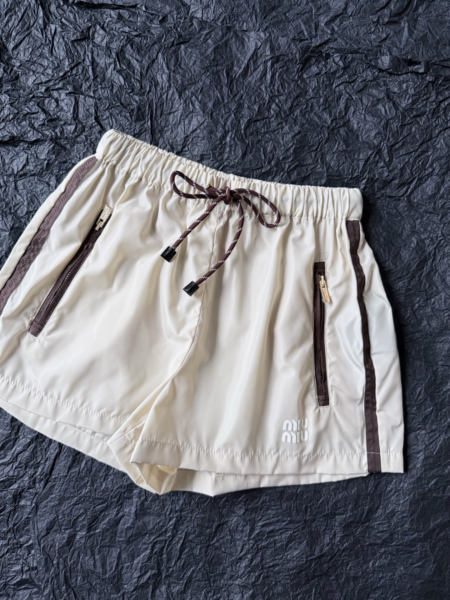 NO:796232,Actual photos of the details of shorts from the same series. They can be matched with all miu tops in the wardrobe. They are really comfortable and easy to wear. ~~ This year’s new color matching and small details. Check out our actual photos,,miumiu,shorts,19860909同系列·短裤细节实拍图 可搭配衣橱里一切miu上衣 真心的舒适又好穿 ~~ 今年全新的配色和小细节喔 认准我们实拍,,miumiu,shorts,,Women's clothing