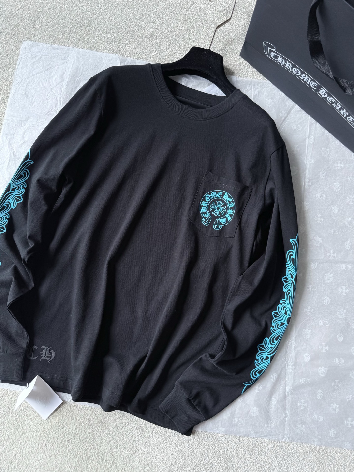 NO:796216,Continuing to enrich my Chrome Hearts series, there is no doubt another one for myself ~~ This year’s water-deficient treasure is a must-have blue + black item. You can wear this long-sleeved tee in spring, summer, autumn and winter. Customized high-weight plain cotton, durable, easy to care for and not easy to deform and lose shape. Matching blue glue, three-dimensional foam printing, obvious concave and convex feeling when touching, and my printing is clean without any residue.,, chrome hearts,19860909继续丰富我家克罗心系列 毫无疑问又一件自留款 ~~ 今年五行缺水的宝子 必不可少蓝色+黑色单品 春夏秋冬都能穿到这件长袖tee 定制高克重平纹棉,经久耐穿 打理方便又不易变形走样 对色蓝色胶浆,立体发泡印花 触摸明显凹凸感 且我家印花干干净净没有一点残留.,,chrome hearts,,Women's clothing