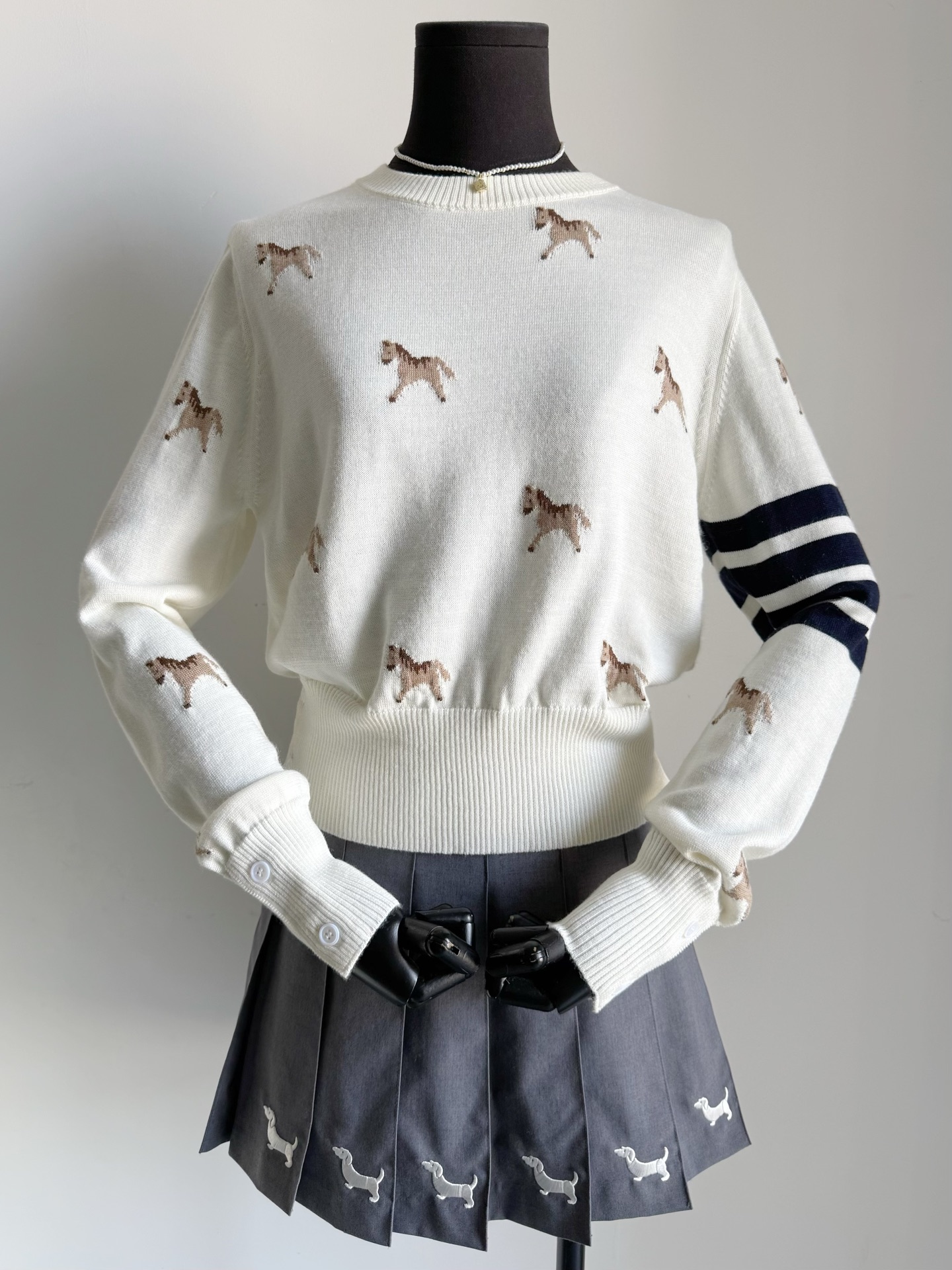 NO:796218,Continuing to update the 'TB' pony series, the classic four-stripe round-neck sweater is also released ~~ Custom-dyed beige wool wool with a soft and waxy texture, suitable for close-fitting wear without pressure. The classic four-stripes embellish the sleeves. The machine jacquard pony imported from Germany on the front and back balances the boredom and mediocrity of the previous TB cardigans. It is a TB that has truly entered the daily life. It is full of fun and is recommended to be worn with pleated skirts, skirts, sweaters,19860909继续更新“TB”小马系列 经典四条杠圆领毛衣也出了 ~~ 包缸定染米杏色羊毛毛料 手感软糯 质感亲肤 适合贴身穿无压力. 经典四条杠点缀袖子 前后德国进口机器提花小马 平衡了以往TB开衫的无聊和平庸 是真正走入了日常的TB 趣味十足,推荐搭配百褶裙一起穿,,skirts,sweaters,,Women's clothing