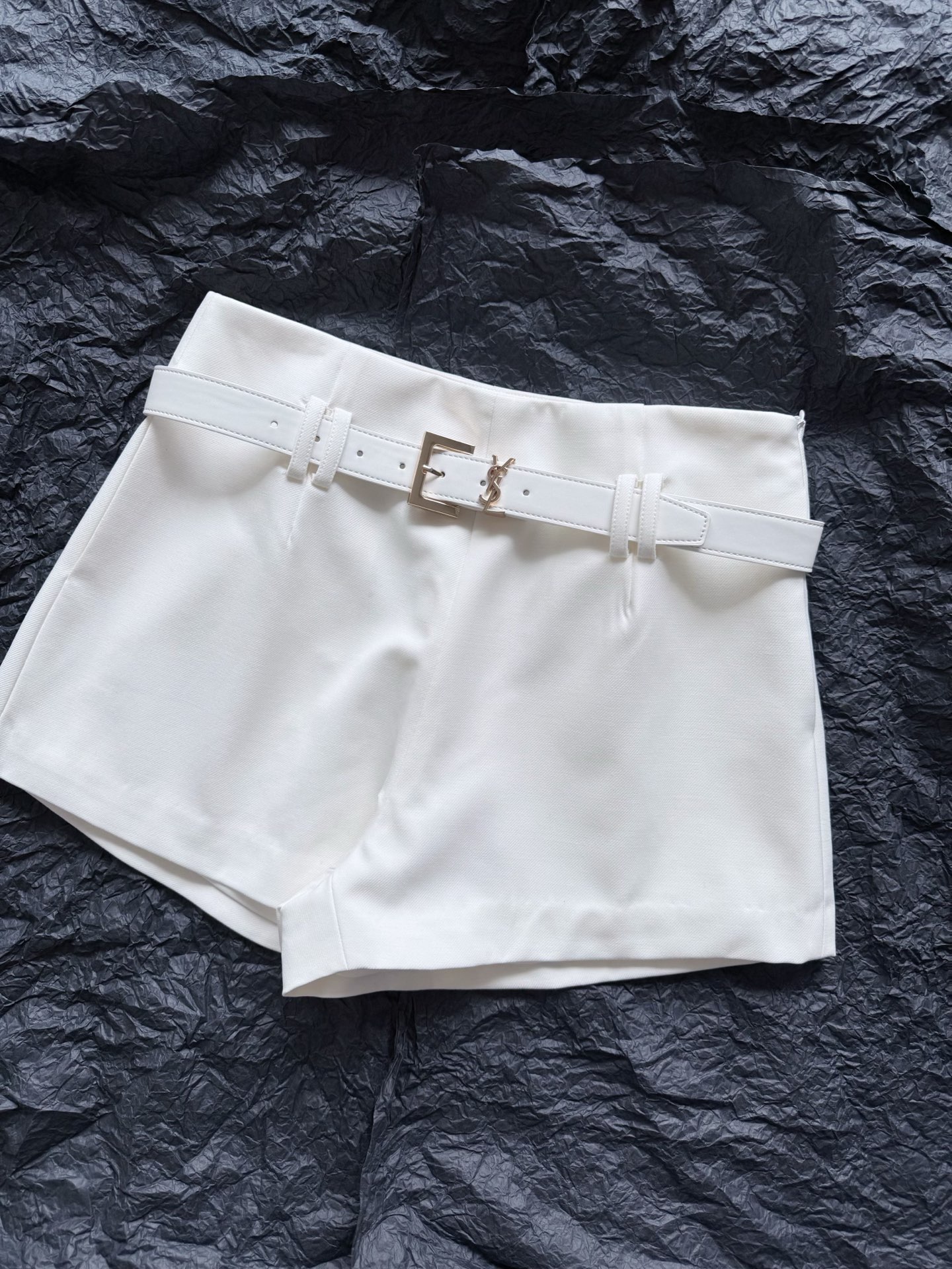 NO:799262,The first pair of shorts I keep this year. It can be said that it is both practical and beautiful!! It can be used for daily commuting without stress. The three-dimensional cut of the light and thin suit pants fabric is equipped with skin-friendly lining, not stuffy and not heavy. The mid-high waist A-line version makes the butt slimmer. The embellishment of the belt makes it more proportional. The black and white basic color can be matched with all clothes in the wardrobe. Smart customers buy one and stock up. Belts of the same color are also given for free. Shorts, business suit,19860909今年第一条自留的短裤 可以说是实穿性和颜值都满足 !! 可以日常可通勤无压力 立体剪裁轻薄西装裤面料 设有亲肤内衬,不闷汗不厚重 中高腰A字版美臀显瘦 加上腰带的点缀更加显比例. 黑白基础色调衣橱所有衣服都能搭 聪明的顾客买一条囤一条 同色系腰带也是赠送的,,shorts,business suit,,Women's clothing