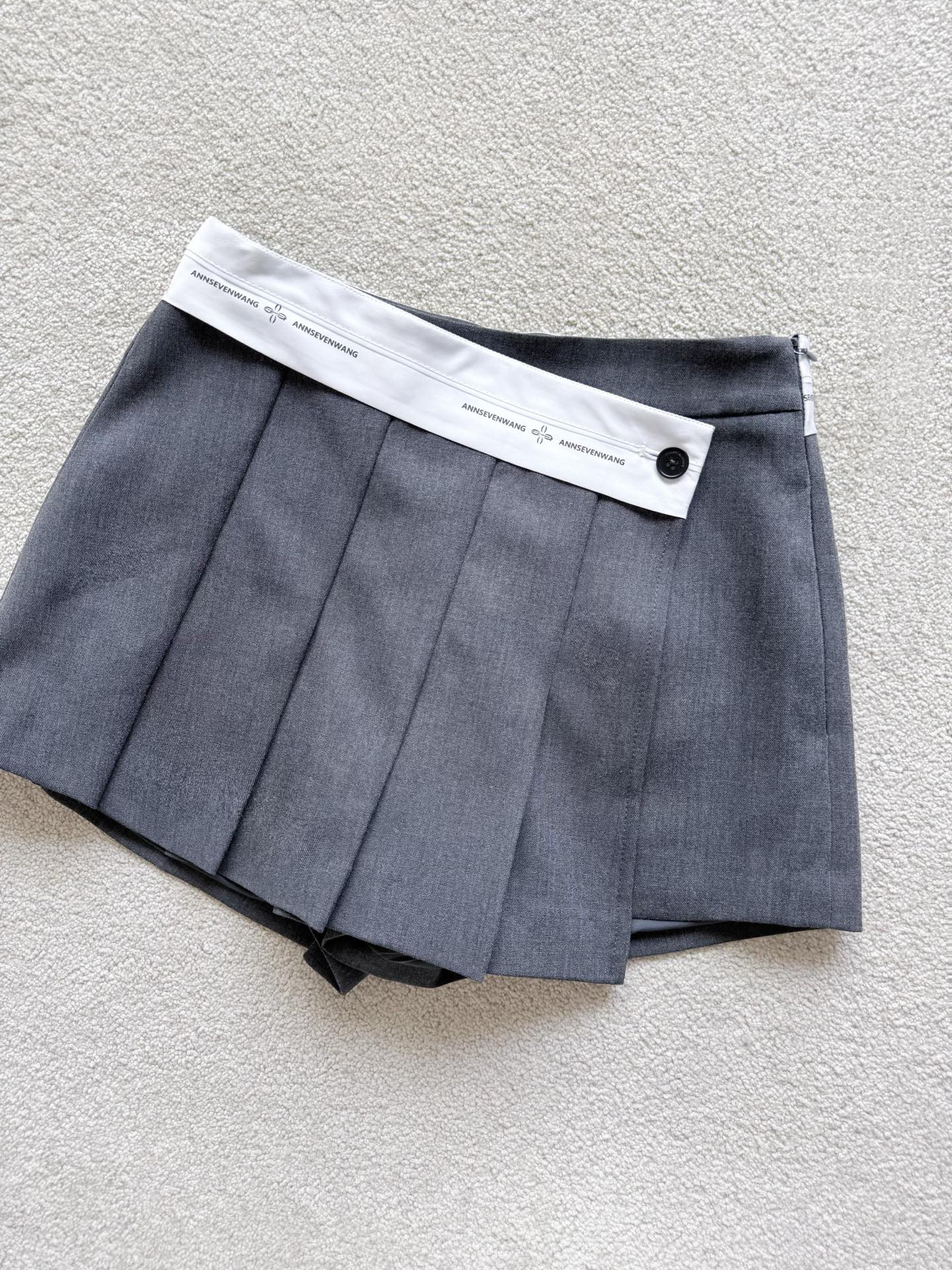 NO:799270,It is a small skirt that covers the flesh and looks slim, and it is also a practical and easy-to-wear shorts ~~ Only people with upper body can feel the good-fitting items. I recommend everyone with pear-shaped figures, fake hip width/mother’s hips to try it boldly!! Customized high-quality fine imitation wool suit fabrics, three-dimensional oblique waist tailoring, fine hemming, brand-new imported machine high-temperature pleating, and A-line tailoring of the back shorts, which can withstand 360-degree inspection without blind spots. Black + gray two daily colors  Recommended for regular customers to wear one color and one ready to wear ~,,skirts,shorts,business suit,19860909是一条遮肉显瘦的小裙子 更是一条实用好穿的短裤 ~~ 好版型的单品 只有上身的人才能感受得到. 我推荐各位梨形身材 假胯宽/妈妈臀都大胆尝试 !! 定制高品质精仿羊毛西装面料 立体斜腰剪裁,加精细包边 全新进口机器高温压褶 以及后副短裤的A字剪裁 经得起360度无死角检验的显瘦. 黑色+灰色两个日常色 推荐老顾客一色一条备着穿 ~,,skirts,shorts,business suit,,Women's clothing