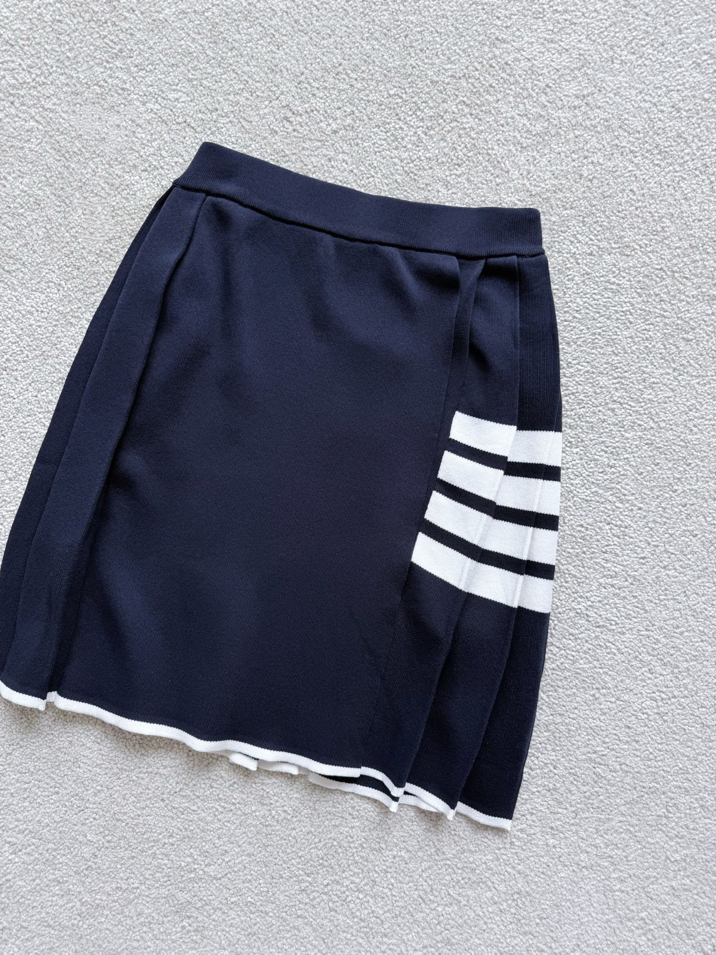 NO:807091,Matching knitted skirt·Real photos of details. Integrated into daily college style design. 14-needle imported STOLL machine. Made of high-quality imported cotton fabric. After specific classification on the spinning machine, impurities are cleaned, and then creped at high temperature and intarsia. The real thing has good gloss and smooth feel. The upper body effect is super good!!,,skirts,19860909配套针织半裙·细节实拍图 融入日常的学院风设计 14针进口STOLL斯托尔机器 采用优质进口棉面料 经过纺纱机特定的分类,清理杂质 再经过高温压绉加嵌花 实物光泽感好,手感光滑 上身效果超级好 !!,,skirts,,Women's clothing