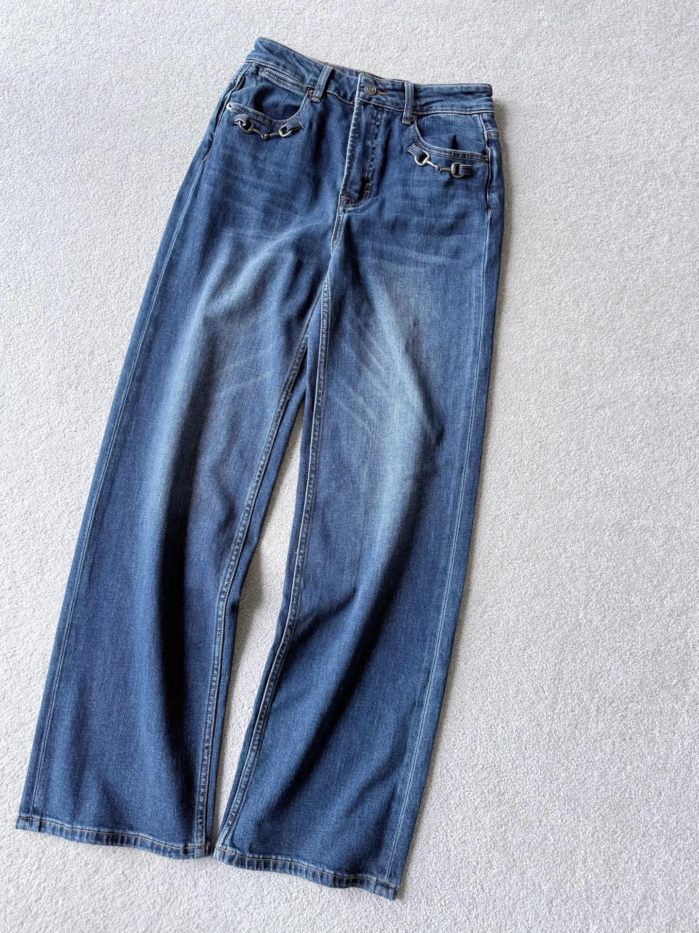 NO:798510,The scarce GG jeans in the wardrobe are our first release this year and will be updated together with the cabinet. It has been a long time since I encountered such a classic pair of jeans. How many people remember the horseshoe buckle ~~ Customized dark blue high-weight denim cotton. Three-dimensional tailoring with mid-high waist and straight fit. Environmentally friendly water washing and distressing, just right. Horseshoe buckle on the front/distressed red leather label on the back. Low-key luxury, restoring the essence of the brand. The first batch of new styles are in stock and are recommended for old customers to try boldly.,jeans,19860909衣橱稀缺GG牛仔裤 我们今年首发,和柜子一起更新 很久不遇到如此经典的牛仔裤 是多少人记忆里的马蹄扣 ~~ 定制深蓝色高克重牛仔棉 立体剪裁中高腰,直筒版型 环保水洗做旧,恰到好处 前副马蹄扣/后副做旧红色皮标 低调奢侈,还原品牌精髓 首批新款入库推荐老顾客都大胆尝试,,jeans,,Women's clothing