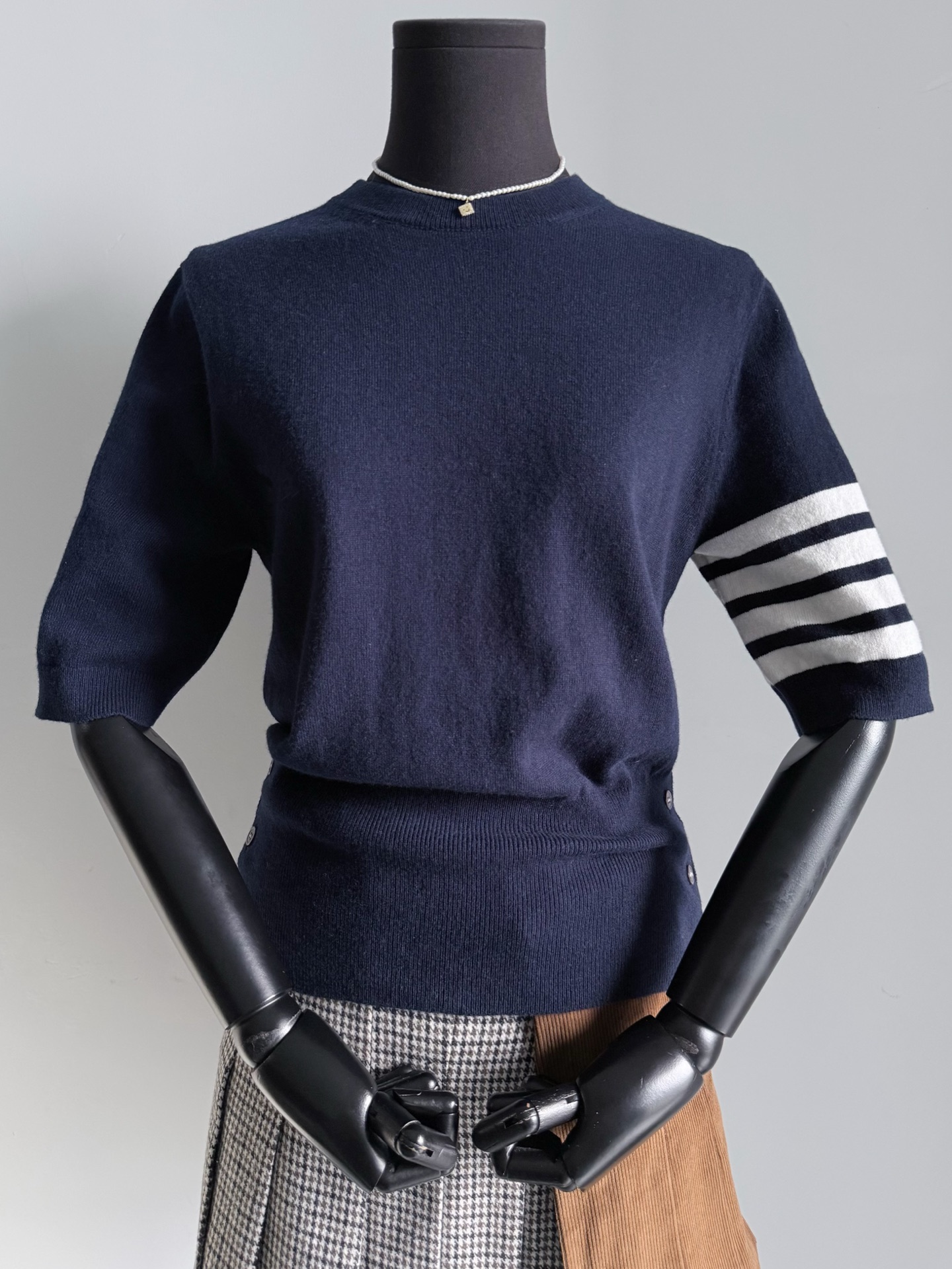 NO:799249,Unlock this year's TB·vip identity logo and wear it first for the Year of the Horse. The same merino wool material is very delicate, light and soft. My three colors are all custom-dyed with no color difference. If possible, you must choose three colors. The classic round collar with four stripes on the front and the exquisite and unique pony jacquard logo on the back can be used for daily/commuting. It can meet the dressing needs of different occasions. It can be a classic item that can be worn for many years.,,19860909解锁今年TB·vip身份标识 马年限定款抢先穿起来 一致的美丽奴羊毛毛料 非常细腻,轻盈,柔软 我家三个颜色都是包缸定染无色差 有条件的一定要三个颜色收. 前面经典圆领袖子四条杠 后副精巧别致的小马提花logo 可以日常/也可以通勤 满足不同场合穿搭需求 可以穿很多年的经典单品噢.,,,Women's clothing