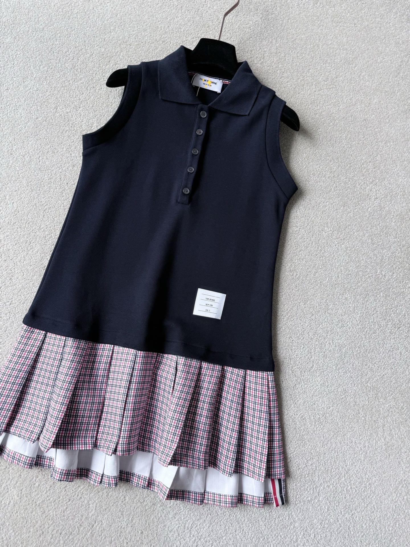 NO:799265,A piece that continues to be cultivated. There are many beautiful pictures on the sweet potato. It is put together. Although it is an old style, it is still classic and timeless. I love it for you. Only when you get the real thing do you understand the good quality. Three-dimensional tailoring. Customized pure cotton fabric. The real thing is very comfortable and delicate. It is not tight when worn. All-round counter hem splicing plaid pleated skirt. The design of lapel Polo. The upper body is gentle and reduces age. Including the small details of tb classic letter stickers.  This academy has a full age reduction effect,,skirts,19860909被持续种草的一件 红薯上很多美图 跟着搭起来 虽说是老款 但是依然经典不过时 私藏的一件心头爱为你们出 拿到实物才懂得好品质 立体剪裁 定制棉质纯棉面料 实物很舒适细腻 贴身穿不扎 全方位对位下摆拼接格纹百褶裙 翻领Polo的设计 上身温柔减龄 包括tb经典的字母贴标小细节 这一条学院减龄效果拉满,,skirts,,Women's clothing
