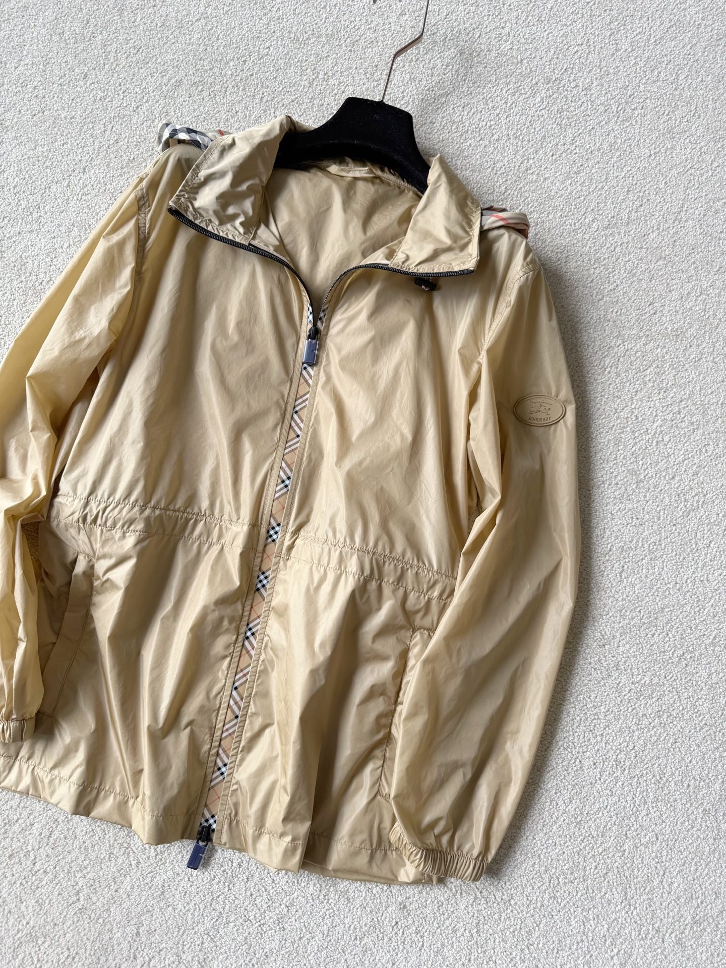 NO:806155,This season’s BBR windproof jacket is both beautiful and practical!! It can be said that it is a must-have for sun protection this year. It is really easy to wear and can be worn in many ways. Customized environmentally friendly recycled nylon fabric, both light pink and classic khaki are beautiful. The upper body is white and uplifting, regardless of skin color. The hood can be stored in a design to meet the needs of different styles ~~ The drawstring can be used to tighten the waist, and the small logo of the same color has raised the overall appearance of this year’s sun protection. Jackets &  coats, hats,19860909这一季的bbr防风外套 颜值和实穿性都拉满 !! 可以说是今年防晒必入 真的很好穿,且穿法很多 定制环保再生尼龙面料 淡粉色/经典卡其色都美 上身显白又抬气色,不挑肤色 连帽可以收纳的设计 满足不同风格穿搭需求 ~~ 抽绳可收腰,同色系小徽标 把今年防晒的整体颜值又拉高了,,jackets & coats,hats,,Women's clothing