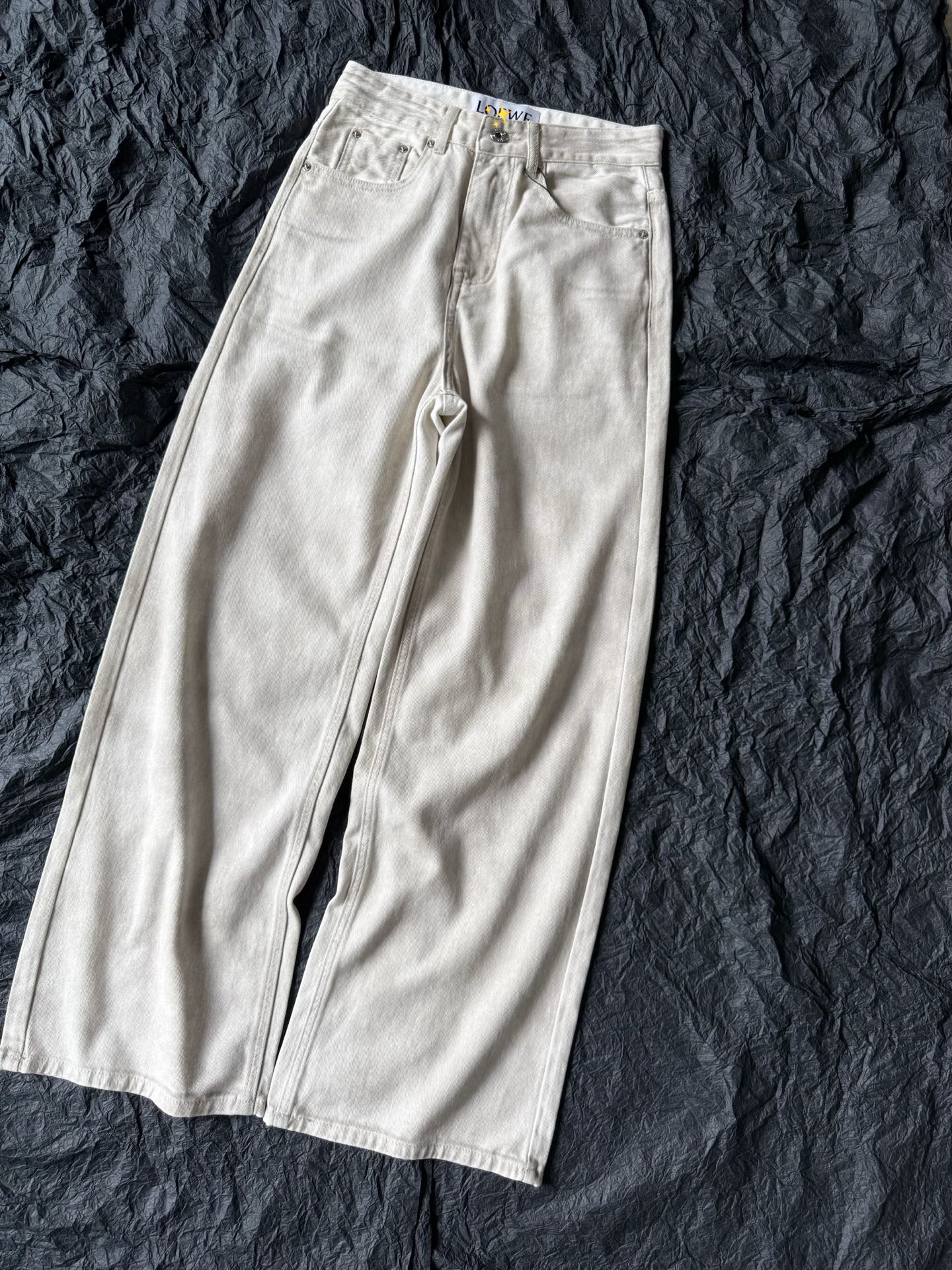 NO:801600,The 'dirty pants' that I collect every year have also come to know the design of jeans this year ~ a pair that is exquisite and practical. The color and style are very easy to match!! Customized distressed gray and white high-weight denim cotton. After several environmentally friendly washings, the color is very high-end. It basically restores the essence of the cabinet. The real thing has the fashionable feeling that is unforgettable. Three-dimensional tailoring, medium-high waist straight version, back embellished strap and leather label, top-stitch logo embroidery, low-key luxury  Those who know the diagnosis and treatment have ready stock~~,,loewe,jeans,19860909每年都要收的“脏脏裤” loe今年牛仔裤设计也开窍啦 ~ 精致又有实穿性的一条 色调和版型都非常好搭 !! 定制做旧灰白高克重牛仔棉 经过几道环保水洗,色调很高级 基本上还原了柜子的精髓 实物就是过目不忘的那种时髦感. 立体剪裁中高腰直筒版型 后副点缀表带和皮标 明线logo刺绣低调奢侈 懂的诊治有现货来收~~,,loewe,jeans,,Women's clothing