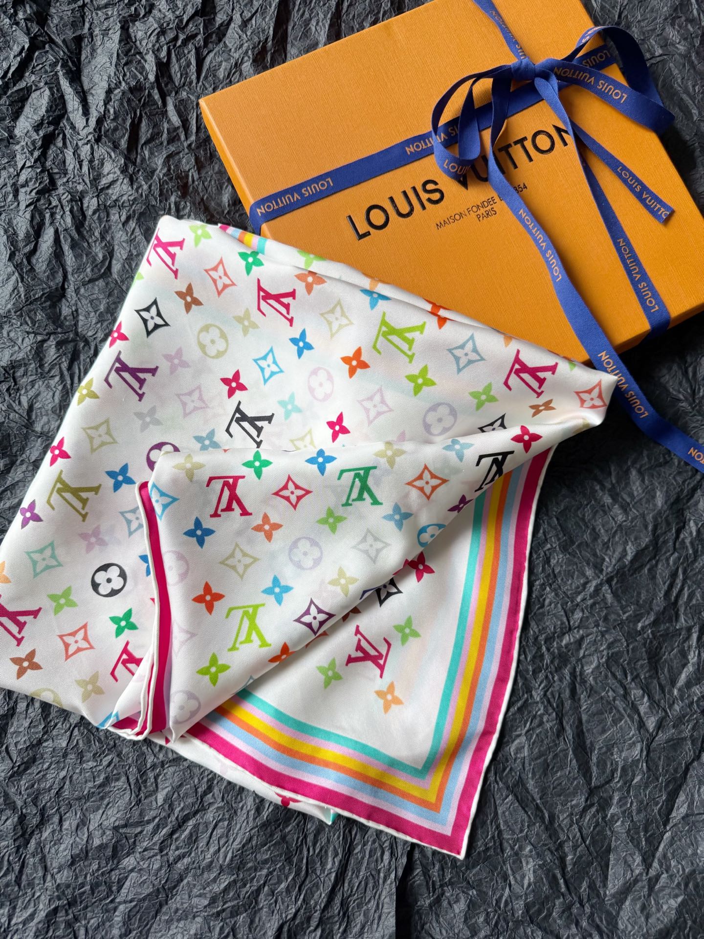 NO:805401,This one, which has been urged by many old customers, will not be shipped until it reaches zp, and it is finally here. Look for our twill 30 um silk fabric to achieve such clear printing and saturation!! It feels silky, skin-friendly and drape, more everyday than 18 um silk because it is more durable and not easy to snag. The whole thing is printed on both sides.  Delivery packaging, you can keep it for yourself or give it away, real silk, shawls,19860909被很多老顾客催更的这一条 不达zp绝不出货,终于来了 认准我家斜纹30姆真丝面料 才能做到如此清晰的印花和饱和度 !! 手感丝滑 亲肤又垂坠 比18姆真丝更日常 因为更加耐用不容易勾丝. 全件定位双面印花 定位对格,每一个logo都有迹可循 尺寸是zui实用的类型 当抹胸/头巾/披肩/盖毯都可以 配送包装,可自留或者送人,,real silk,shawls,,Women's clothing