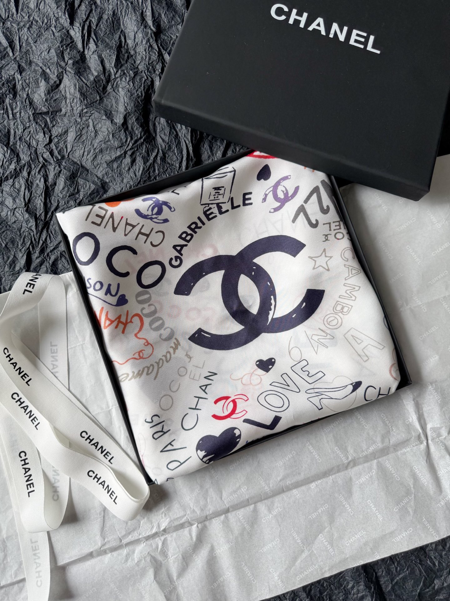 NO:806143,Another top-notch silk scarf from the Chane Graffiti series that I recommend to everyone I meet, I can’t refuse. There are so many occasions that require silk scarves in summer. There are countless dressing demonstrations on Sweet Potato. Of course my customers want the top version!! Double-sided printing on 30 um silk fabric. The details of the graffiti that can be seen with a magnifying glass. Every small logo is very clear, especially the old-fashioned feeling where the graffiti is not full~~ The twill texture is the essence of the whole scarf, and it is paired with pure hand-sewn edges.  Handmade details that are unmatched by low-end versions on the market. Delivery and packaging, can be given away or kept for yourself, chanel, real silk,19860909又一条我逢人就推的顶级丝巾 chane涂鸦系列,无法拒绝 夏天需要丝巾的场合太多了 红薯上穿搭示范数不胜数 我家顾客当然要入顶版 !! 30姆真丝面料双面印花 可以用放大镜看的涂鸦细节 每一个小logo都清晰无比 特别是涂鸦不饱满的做旧感~~ 斜纹肌理感是整条的精髓 再搭配纯手工缝制收边 市面低版本无法比拟的手工细节 配送包装,可送人可自留,,chanel,real silk,,Women's clothing