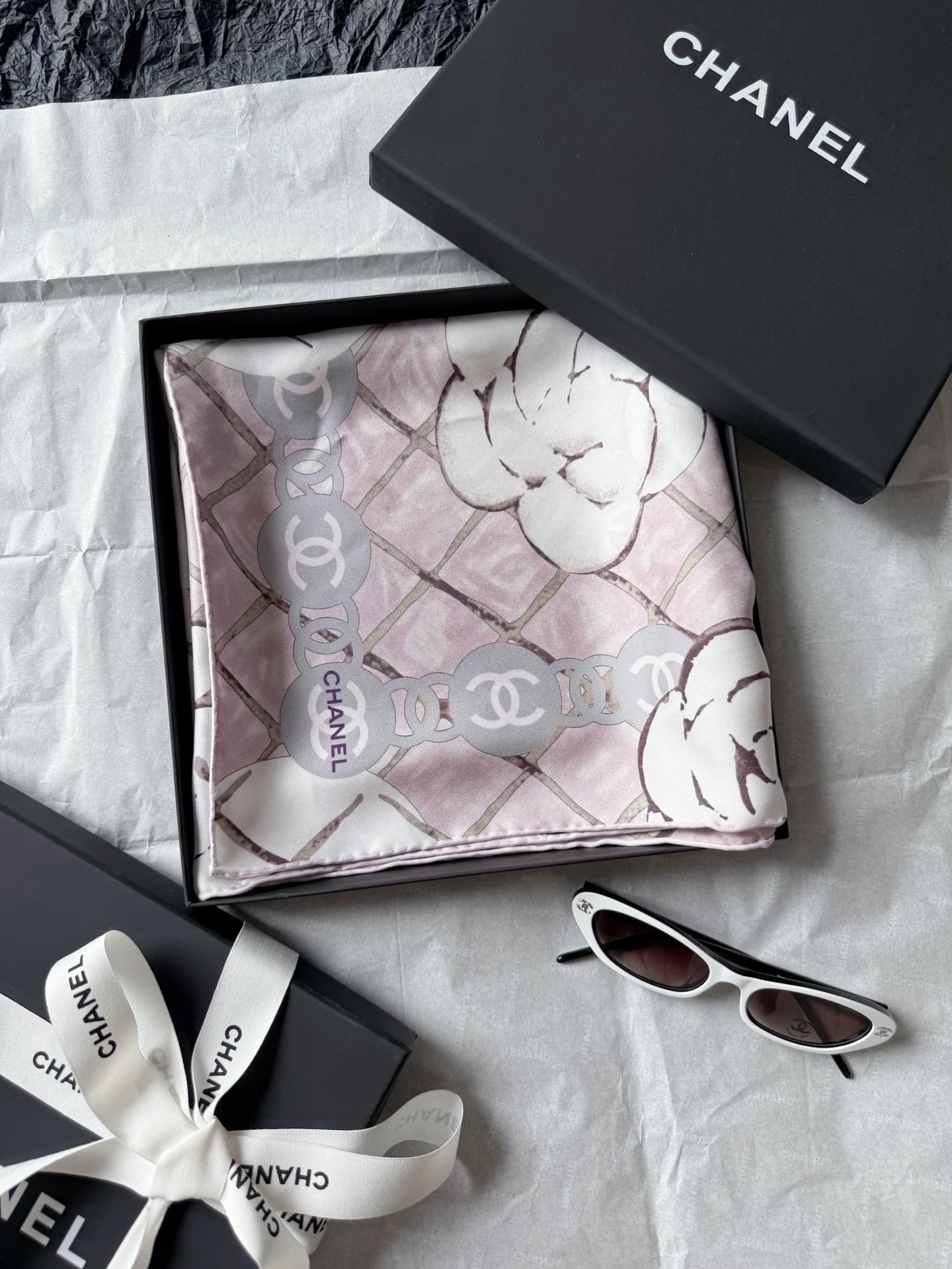NO:802222,Follow me and buy top-quality silk scarves non-stop. Foreign trade channels are in place to get the best quality in one step. Be the first to update my favorite double-sided plaid pattern of the Camellia series. You can feel the superior quality through the screen!! My family’s real 30-meter silk weaving has a real ceiling in texture and feel. The pattern is accurately carved and restored by a computerized flat knitting machine. There is no difference in the precise positioning of infrared rays. I am not afraid of the clarity of seeing with a magnifying glass. It can be used as an accessory or as a tube top.  It can be used in any occasion when going overseas/daily/party/vacation~~ Pay attention to the details of our top-quality real photos. Delivery and packaging, you can give it away or keep it for yourself, real silk,19860909紧跟我步伐,顶级品质丝巾买不停 外贸渠道一步到位入手zui佳品质 率先更新我的心头爱 山茶花系列之双面格纹图案 隔着屏幕都感受到品质的上上乘 !! 我家真正30姆真丝织造 质感和手感真正天花板. 图案经过电脑横机精准刻画还原 红外线精准定位无差别 不惧怕用放大镜看的清晰度 可以当配饰也可以当抹胸 出海/日常/聚会/度假 可以说任何场合都能用到 ~~ 认准我们家顶级品质实拍细节 配送包装,可以送人也可以自留,,real silk,,Women's clothing