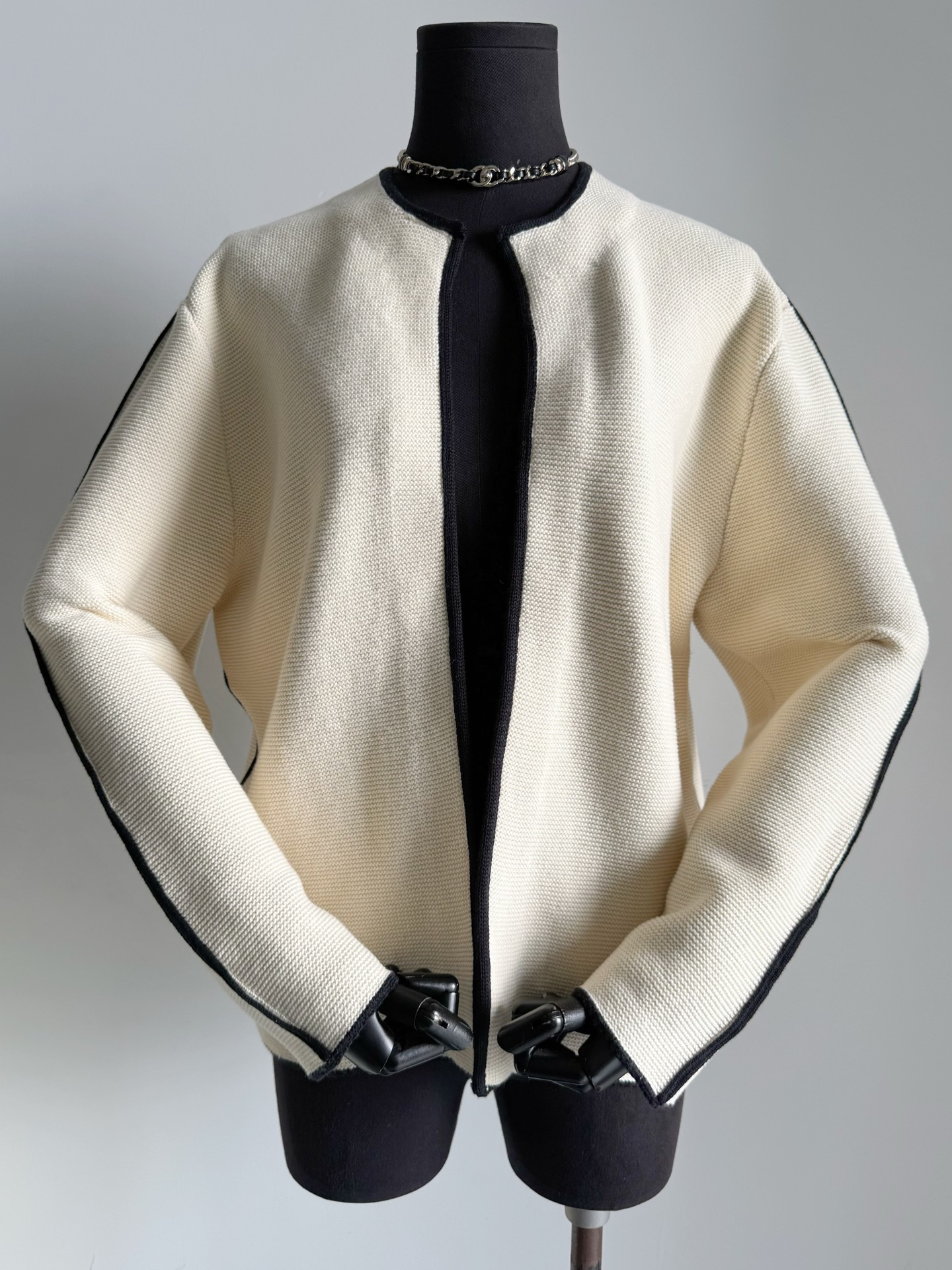 NO:803511,A cardigan from Xiangjia that is by no means ordinary. I recommend all Xiang fans to collect it. You all know Xiang’s high-end ready-to-wear series. The gold content is comparable to that of a handicraft workshop without any pressure!! The whole custom-made imported woolen material is tightly woven. It feels solid and has a wide shape. The upper body effect is not inferior to that of a suit jacket. The black lines of the imported machine-finished special stitching panel are all hand-woven. The cost is much higher than the previous coats. The lack of logo makes it look more advanced and old-money. The real thing has a heavy sense of weight.  Great value for money, a piece that can be worn in any occasion, chanel, jackets & coats, business suit,19860909绝不普通的一件香家开衫 我推荐香粉们都收藏起来 香的高级成衣系列,你们都懂 含金量媲美手工坊无压力 !! 整件定制的进口毛料紧密织造 手感扎实,版型挺阔 上身效果不输一件西装外套 进口机器完成特纺加缝盘部分黑色线条都是纯手工织造 成本比以往外套高出不少. 无logo更加显得高级老钱 实物到手沉甸甸的分量感 物超所值,任意场合都能驾驭的一件,,chanel,jackets & coats,business suit,,Women's clothing