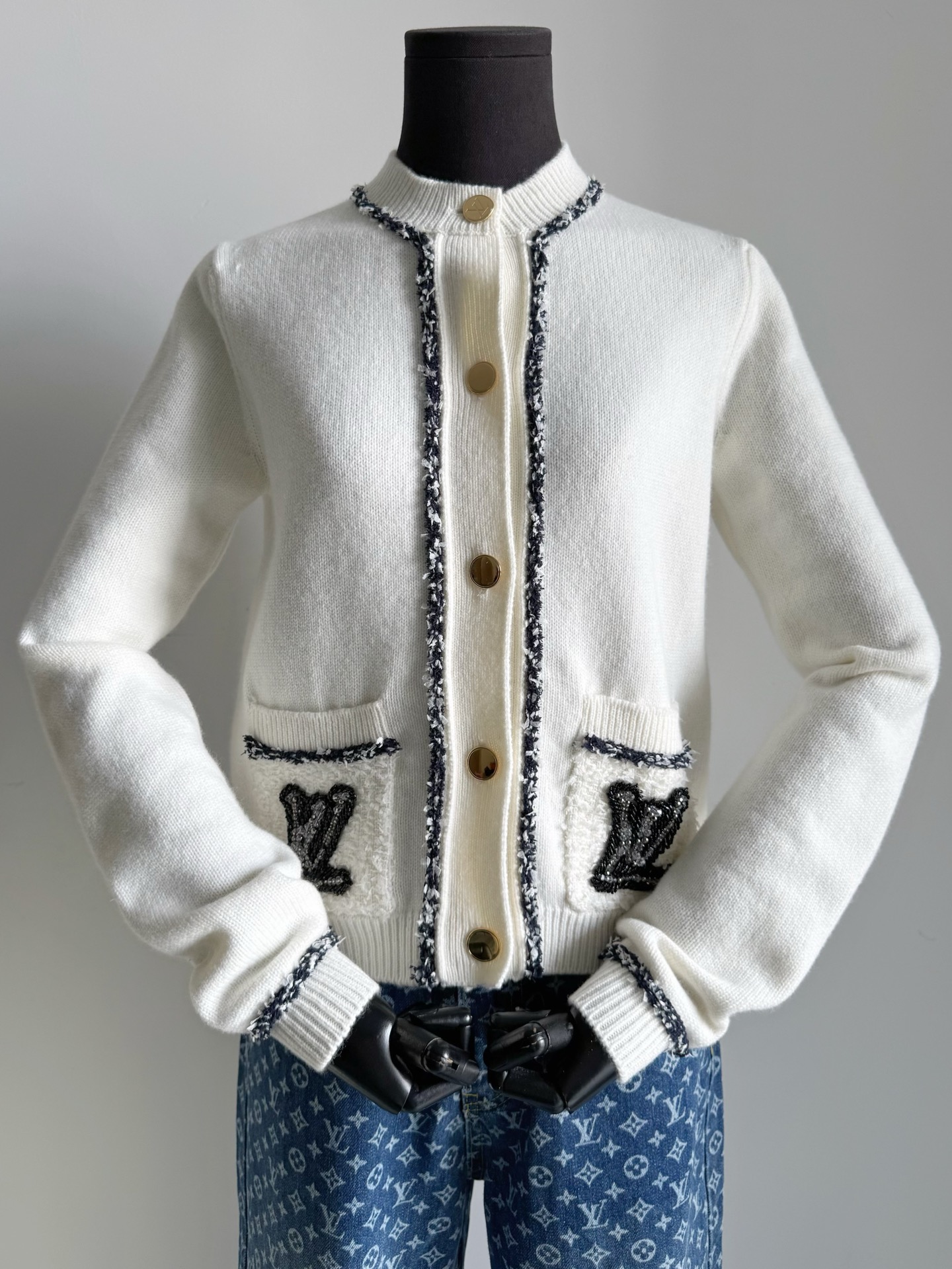 NO:822791,My favorite work this month, 1v, this cardigan can be said to be beautiful to a new level!! The classic version comes in a new color, and a lot of small details have been added. Look for my sheep wool + cashmere wool. It feels solid and soft, tall and stylish. The feel is the same as the upper body~~ The hand-woven ribbon with a super layered feel is hand-sewn and hemmed, including the hand-beaded logo on the pocket. You can feel the full grade through the screen.  My workers are all excellent members of a large factory, and our craftsmanship can stand the comparison of your entire network.19860909本月我的得意之作 1v这件开衫可以说是美出新高度 !! 经典版型再出新颜色 新增了很多重工的小细节 认准我家绵羊毛+羊绒毛料 手感扎实软糯,挺拔有型 手感和上身效果无差别 ~~ 手工编织超有层次感的织带 再经过手工缝制包边 包括口袋处的手工串珠logo 隔着屏幕都感受到满满的档次 我家工人都是大厂优秀员工艺经得起你们全网对比,,,Women's clothing