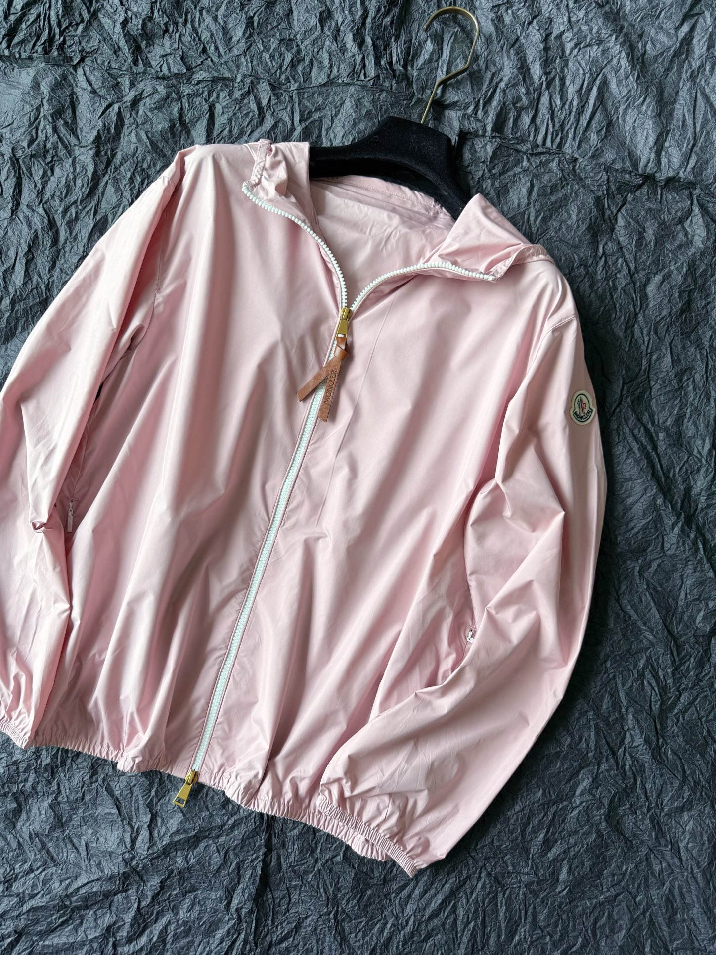 NO:827461,The economic environment is not good, everyone is willing to spend money 'on the cutting edge'. A sun protection jacket with full practicality. It is ultra-thin and portable, and can be put in the bag at any time. It is your thoughtful little item when the sun is out and in air-conditioned rooms ~~ This year, the fabrics including accessories are fully upgraded. Physical sun protection is very needed in summer. Customized light pink and pure white nylon fabrics, silky and skin-friendly, breathable and not stuffy. Leather zipper design + classic Mongolian K exclusive embroidered armband  The small details visible to the naked eye are done to the extreme for you, jackets & coats,19860909经济大环境不佳 大家都愿意把钱花在“刀刃上” 实用性拉满的一件防晒外套 超轻薄又便携,随时放在包里 出太阳的时候和空调房 它都是你的贴心小单品 ~~ 今年全面升级面料包括辅料 夏季物理防晒很需要 定制淡粉色,纯白色尼龙面料 丝滑亲肤,透气不闷热 皮革拉链设计+经典蒙K专属刺绣袖标 肉眼可见的小细节都为你们做到极致,,jackets & coats,,Women's clothing