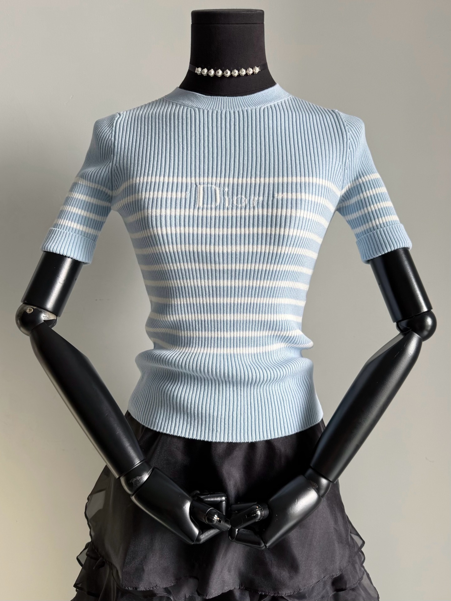 NO:807654,This cool summer knitted tee dr's striped sea soul sweater must have a name!! I have been waiting for a long time for this classic striped knit to finally have a new breakthrough. The update in my house must be meaningful to buy. This year's newly added letter jacquard interspersed stripes are more recognizable than the previous five-pointed stars. The imported Egyptian cotton is comfortable and skin-friendly, and is elastic. It can also be easily controlled in summer. My threads and checkered stripes, as well as the emotional three-dimensionality of the letters, are very positive.,,19860909夏日凉感针织tee dr这件条纹海魂衫必须有姓名 !! 等了很久这个经典款条纹针织 终于有新的突破了. 我家更新的一定是有购买意义的 今年新增的字母提花穿插条纹 比以往的五角星更有辨识度 进口埃及棉舒适亲肤,富有弹力 夏天也可以轻松驾驭 我家螺纹和对格的条纹 以及字母的情绪立体感都很正.,,,Women's clothing