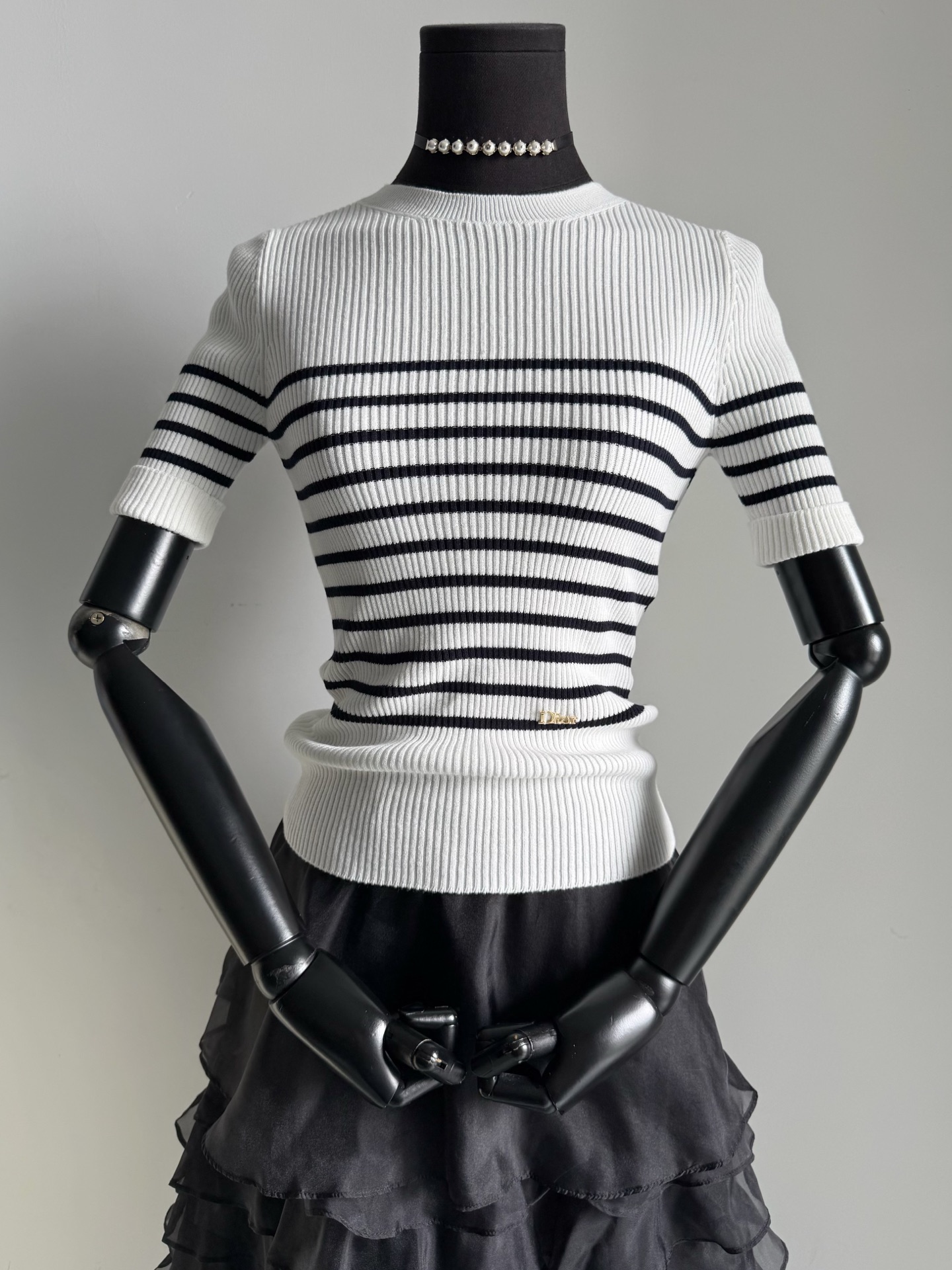 NO:807652,The new season of the striped series of sea soul shirts finally has a new breakthrough in this year's design ~ except for the small hardware at the hem, there is no redundant design or logo in the whole piece, which is in line with this year's low-key old money style. Therefore, the sales of stripes this season are not bad. It is different from previous styles ~~ Customized imported comfortable ice cotton material The upper body has an air-conditioning cooling effect. The thread weaving is very eye-catching, slim and unrestricted. The naked eye can see how clear my family's lines are. For long-term practical wear, I recommend everyone to buy one.19860909条纹系列新一季的海魂衫 今年的设计终于有了新突破 ~ 除了下摆的小五金 整件没有一个多余的设计和logo 正中了今年的低调老钱风. 所以这一季条纹销量还不错 和以往的款式区别开来 ~~ 定制进口舒适冰棉料 上身自带空调式降温效果 螺纹织造眼里极大,修身无束缚 肉眼可见我家纹路有多清晰 长期实穿主义,推荐人手一件,,,Women's clothing