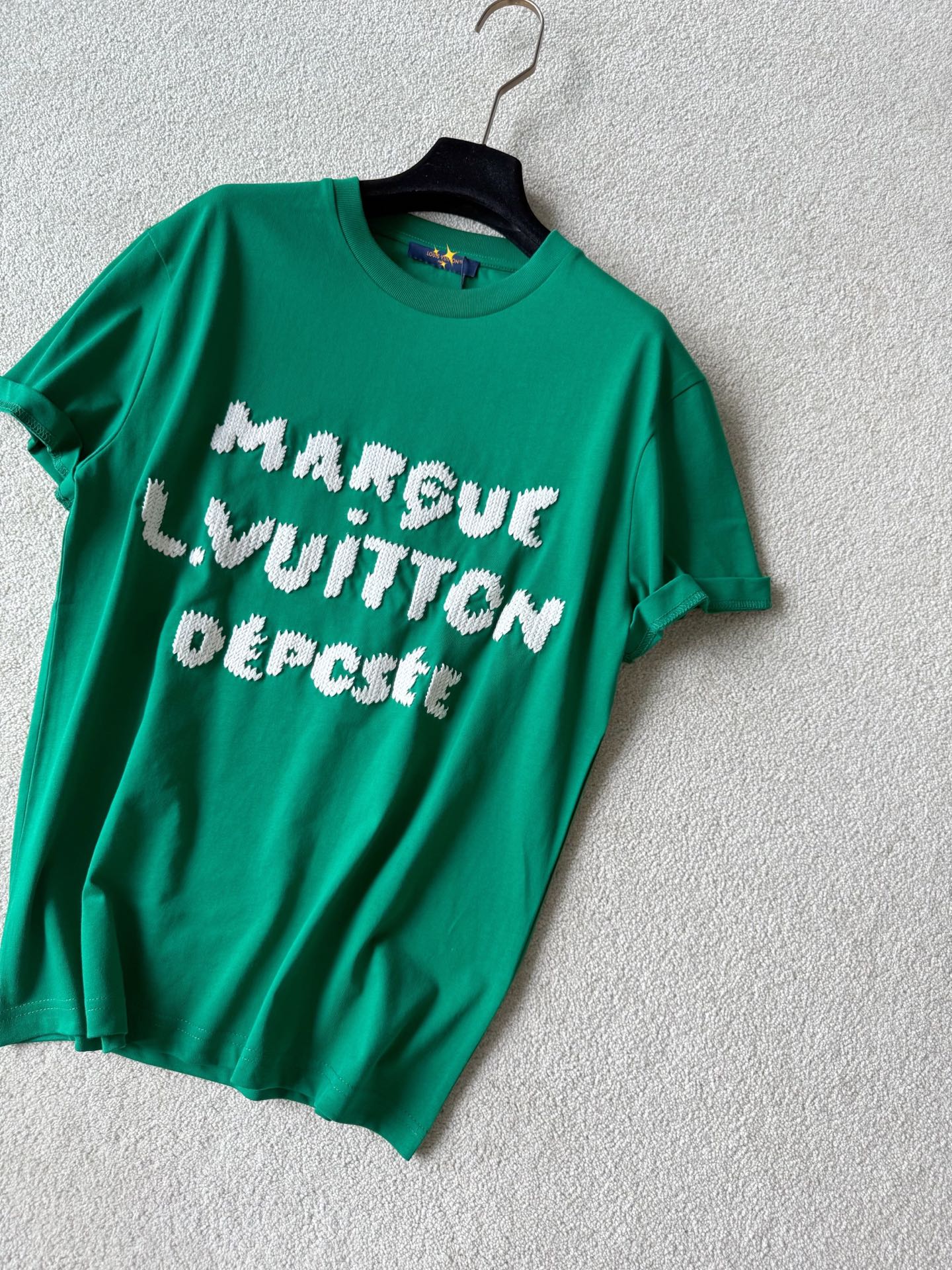 NO:808177,I bought the 1V exclusive green tee for nearly 10,000 yuan. I was impressed by the details when I got it ~~ To bring some color to summer. Custom-dyed 12S special woven compact cotton in a vat. It is soft and skin-friendly, moisture-wicking, and more washable and durable than ordinary short-sleeved shirts. Look for my matching wool texture embroidery. The bold and three-dimensional letters are the essence of this single product!! It looks good from a distance and the details are controlled from a closer look.  A must-buy tee, T-shirt this summer19860909接近1w购入的1V专属绿tee 拿到手被细节打动 ~~ 给夏天来点颜色 包缸定染12S特纺紧密棉 柔软亲肤,吸湿排汗 又比普通的短袖更加耐洗耐穿 认准我家对版羊毛质感刺绣 粗狂感和立体感的字母 是这一件单品的精髓所在 !! 远看高颜值 近看细节控 今年夏天必买的一件tee,,T-shirt,,Women's clothing