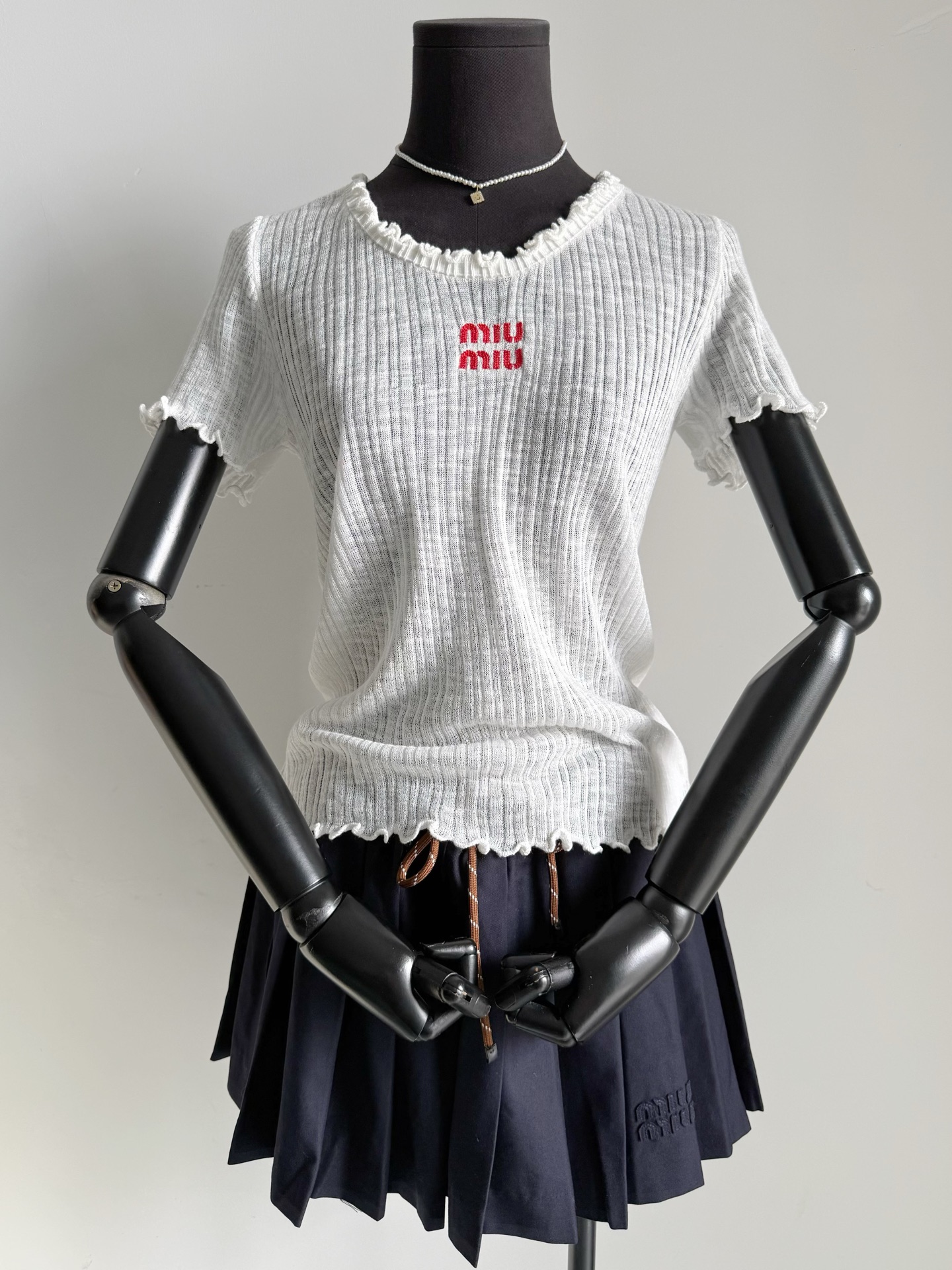NO:822822,Real photos of white details. You can feel the softness and skin-friendliness through the screen. I can’t put it down with the small curling details!! I recommend layering all kinds of miu items in my house when you have the inspiration to style again ~~,,miumiu,19860909白色·细节实拍图 隔着屏幕都感受到软糯亲肤 小小的卷边细节爱不释手 !! 推荐叠穿我家各类miu单品 当你重新拥有穿搭灵感 ~~,,miumiu,,Women's clothing