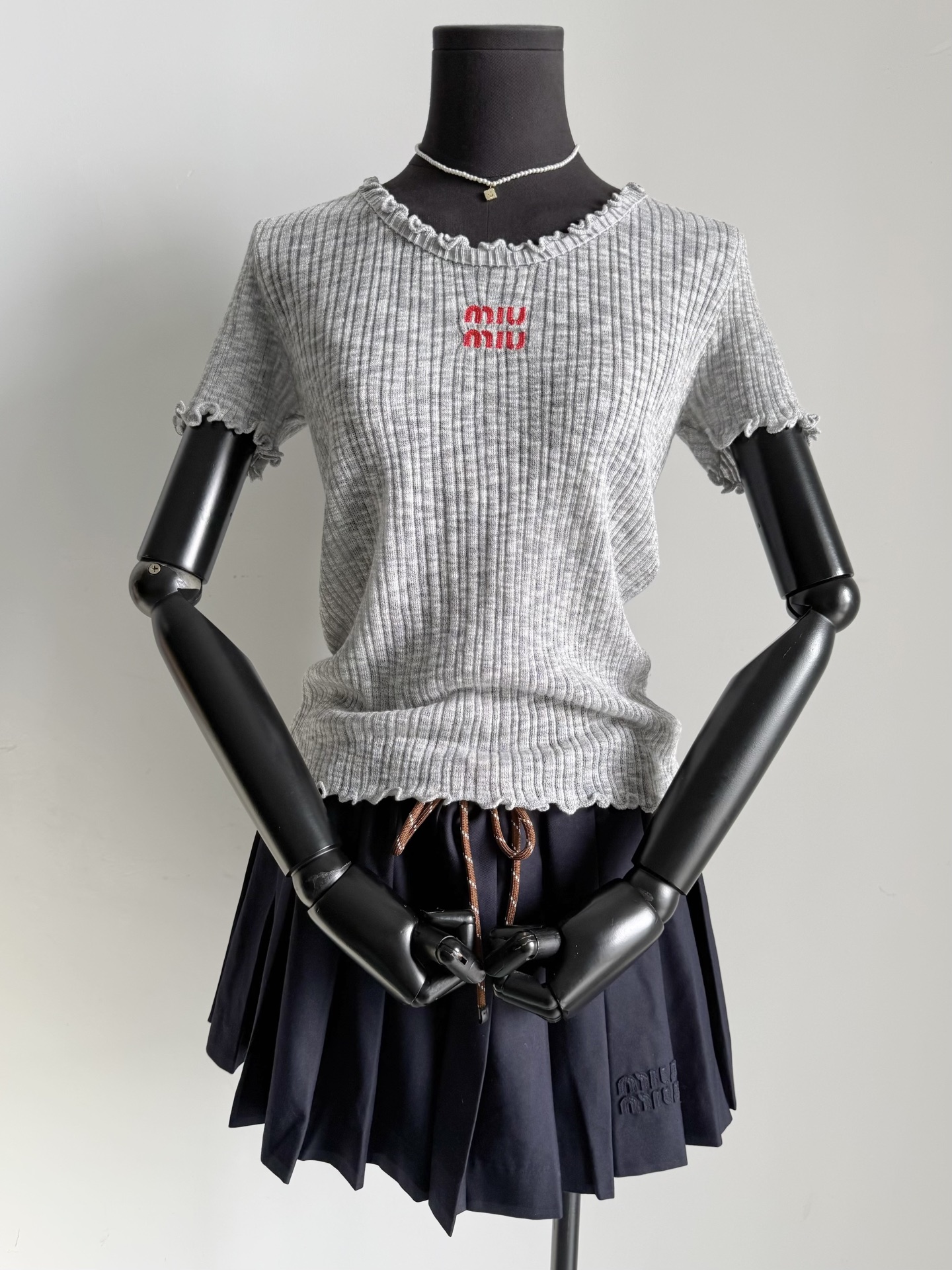 NO:822816,Simple and practical, not easy to clash with each other. If you meet Miu, you will buy it. I recommend layering both colors. It is also very frequent for daily wear. Custom-woven and dyed with a variety of fabrics. Imported machine knitting textures on the front and rear. The visual effect is very good and the layering is very good. Small letter logo embroidered on the chest. The doll collar hemming design also has an age-reducing atmosphere. It is breathable and not stuffy. Suitable for summer. It can be worn alone or layered in autumn.,miumiu,19860909简约实用不易撞衫 遇到心动的miu就收了吧 两色我都推荐叠穿 日常穿着频率也是很高的 定织定染多种面料织造 前后进口机器针织纹路 视觉效果非常好 层次感分明 胸前刺绣小字母logo 娃娃领包边设计 还自带减龄氛围 透气不闷汗 适合夏天 单穿可ootd 入秋叠穿也,,miumiu,,Women's clothing