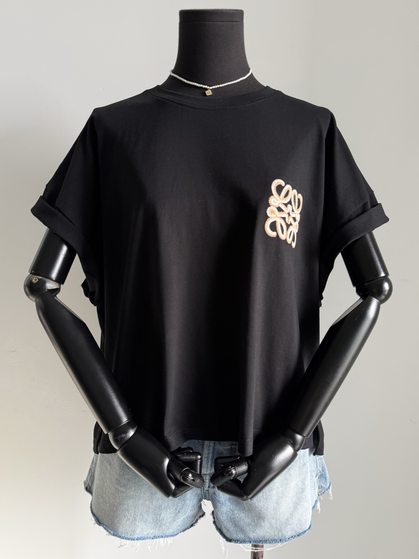 NO:822800,Black·Details Actual Photos This year's latest style. Different from the previous logos and styles, this one is short in the front and long in the back, short and dropped on the shoulders. It includes the thick needle embroidered logo, which is the latest.19860909黑色·细节实拍图 今年最新的款式喔 区别以往的logo和版型 这款是前短后长,偏短落肩 包括粗针刺绣logo都是最新呢,,,Women's clothing