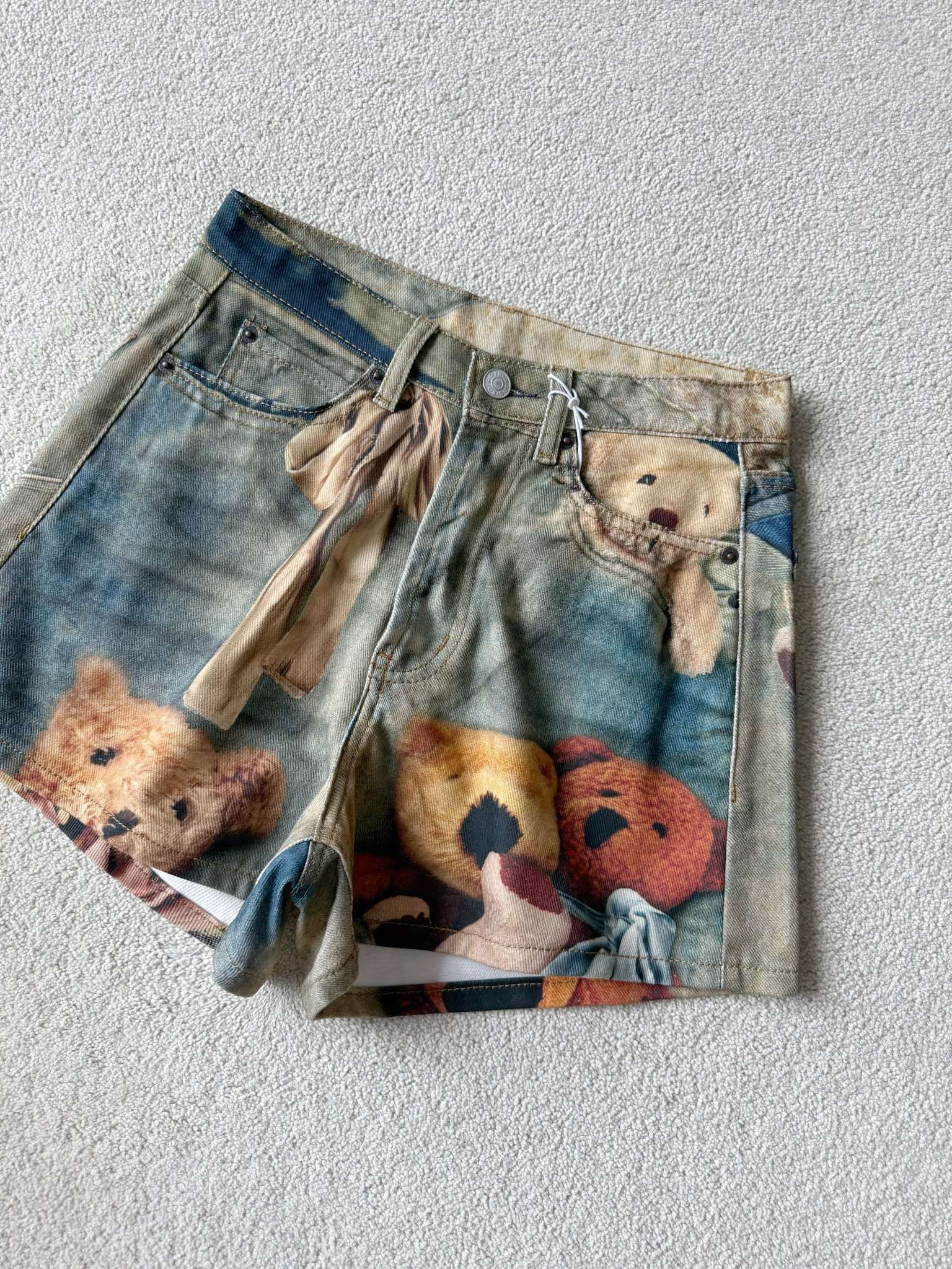 NO:822810,The Bear series is back with a new style. The '' shorts that must be purchased in summer. The sales volume of the trousers has already said it all. Everyone recognizes the design and fit. Of course, everyone needs a pair of A-line slim shorts. Customized high-quality twill denim. Comfortable and breathable, not sweaty in summer. It is still the 3D three-dimensional printing technology that my family is good at. You can see the color and details of the bear. The restoration of small accessories has also been completed.,shorts,19860909小熊系列又来新款啦 夏天必入的“”短裤 长裤的销量已经说明一切 大家对设计和版型的认可. A字剪裁显瘦短裤 当然要人手一条阿 定制高品质斜纹牛仔棉 舒适透气,夏天不闷汗 依旧是我家拿手的3D立体印花技术 可以看到小熊的色调和细节 包括小辅料的还原也做足了喔,,shorts,,Women's clothing