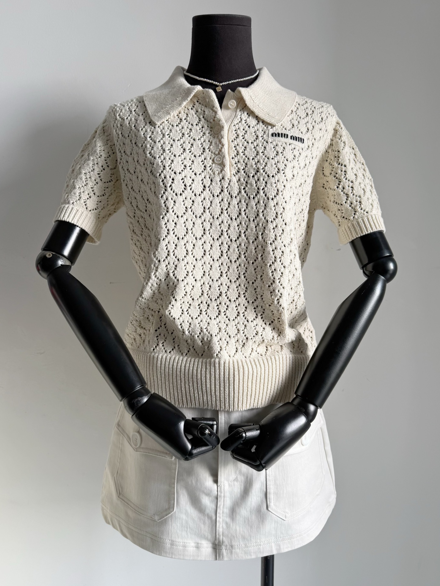 NO:934296,This year's new miu polo sweater, you no longer have to buy the old style. Many customers are still asking which style is this year's one? Isn't this year's model more fragrant~~ Custom-made imported Egyptian cotton hollow weaving has richer layers than ever before. The imported machine is tightly woven and has elasticity without being too loose. The small letter logo on the chest is enough. It can be worn alone or layered with various base shirts ~ Creamy beige and elegant deep navy. Be the first to get it and enjoy it with VIP,, miumiu, shirts,19860909miu今年新款的polo针织衫 你们再也不用蹲老款了 很多顾客都还在问那个款 今年这款不是更香么 ~~ 定制进口埃及棉镂空织造 层次感比以往的都丰富. 进口机器紧密织造 有弹力又不会过分松散 胸前小字母徽标点缀足以 可单穿也可以叠穿各类打底衬衫 ~ 奶油米色加优雅深藏蓝 率先入手和vip一起享用,,miumiu,shirts,,Women's clothing