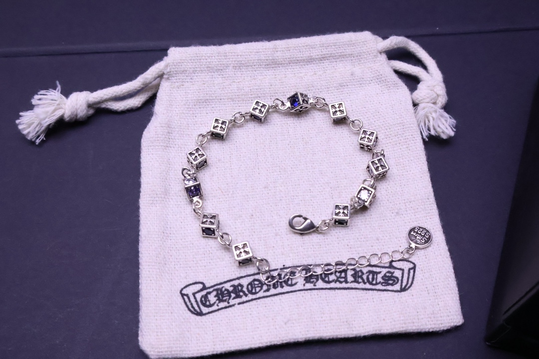 𝐂𝐡𝐫𝐨𝐦𝐞 𝐡𝐞𝐚𝐫𝐭𝐬 克罗心✝️手链 帅爆了最新款克罗心项链 ⚜️造型不同的花纹设计风格 呈现出与