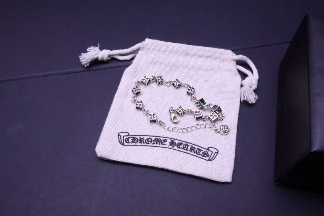 𝐂𝐡𝐫𝐨𝐦𝐞 𝐡𝐞𝐚𝐫𝐭𝐬 克罗心✝️手链 帅爆了最新款克罗心项链 ⚜️造型不同的花纹设计风格 呈现出与