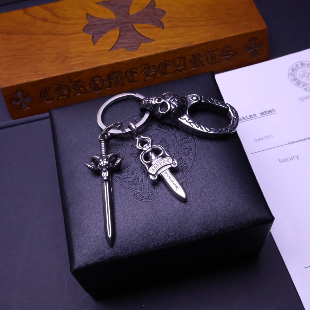 𝐂𝐡𝐫𝐨𝐦𝐞 𝐡𝐞𝐚𝐫𝐭克罗心钥匙扣挂件🔑裤👖包💼挂件 做工、质感一流.小细节提升本身整体品味， 搭配起