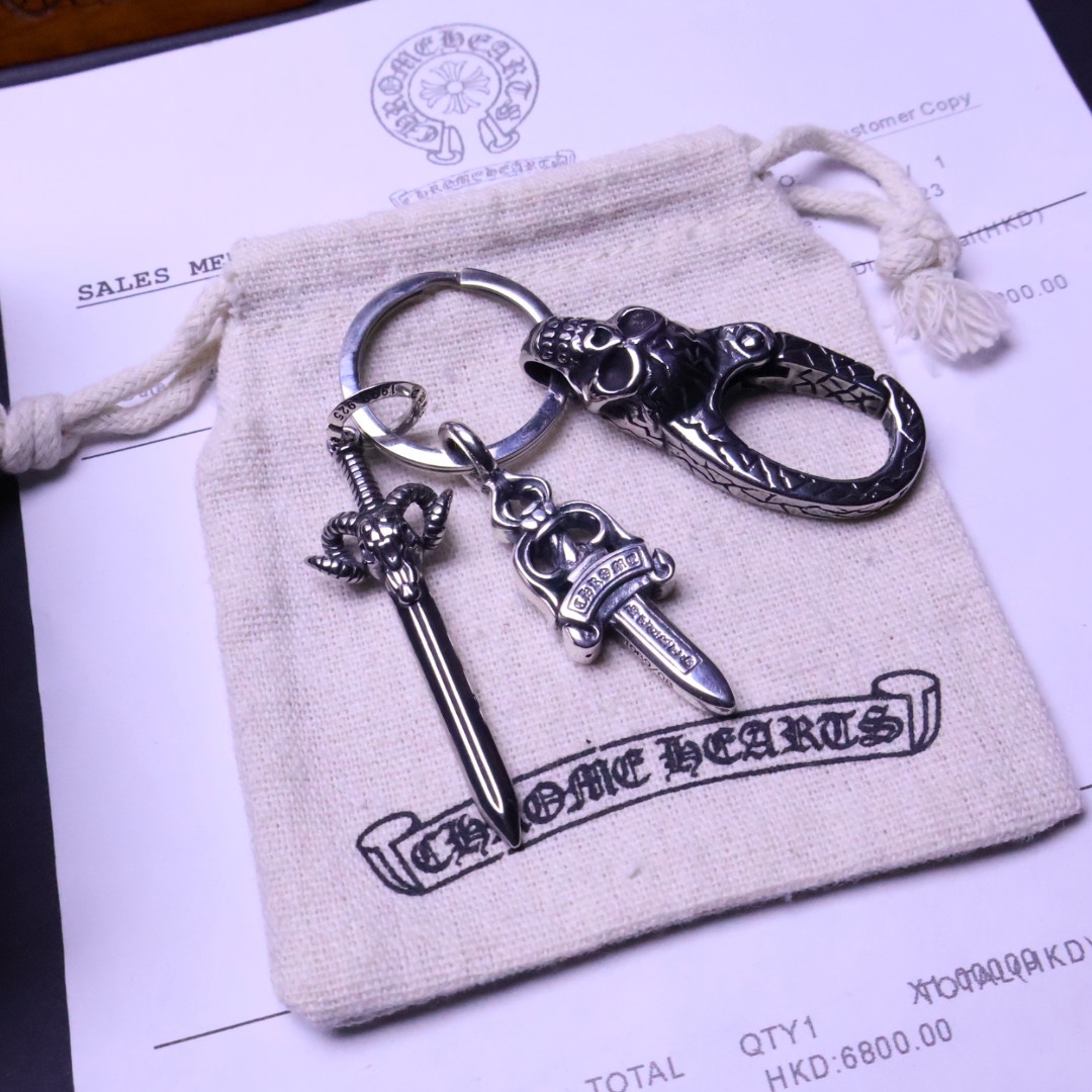 𝐂𝐡𝐫𝐨𝐦𝐞 𝐡𝐞𝐚𝐫𝐭克罗心钥匙扣挂件🔑裤👖包💼挂件 做工、质感一流.小细节提升本身整体品味， 搭配起