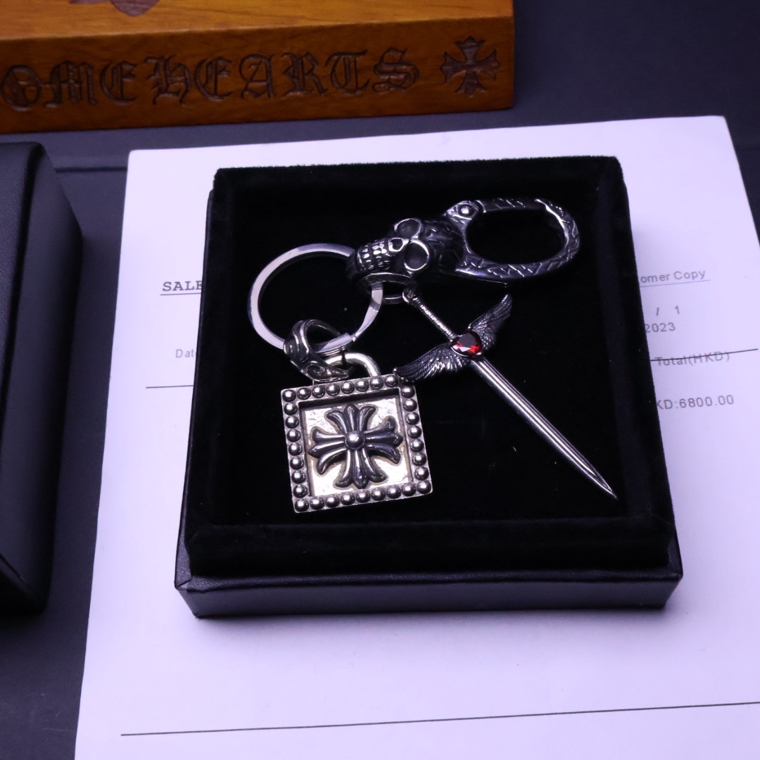 𝐂𝐡𝐫𝐨𝐦𝐞 𝐡𝐞𝐚𝐫𝐭克罗心钥匙扣挂件🔑裤👖包💼挂件 做工、质感一流.小细节提升本身整体品味， 搭配起