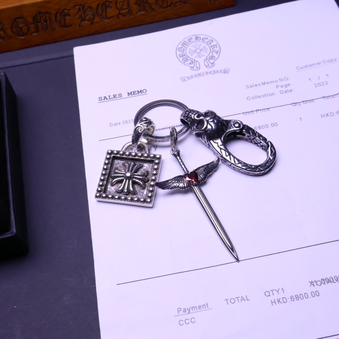 𝐂𝐡𝐫𝐨𝐦𝐞 𝐡𝐞𝐚𝐫𝐭克罗心钥匙扣挂件🔑裤👖包💼挂件 做工、质感一流.小细节提升本身整体品味， 搭配起
