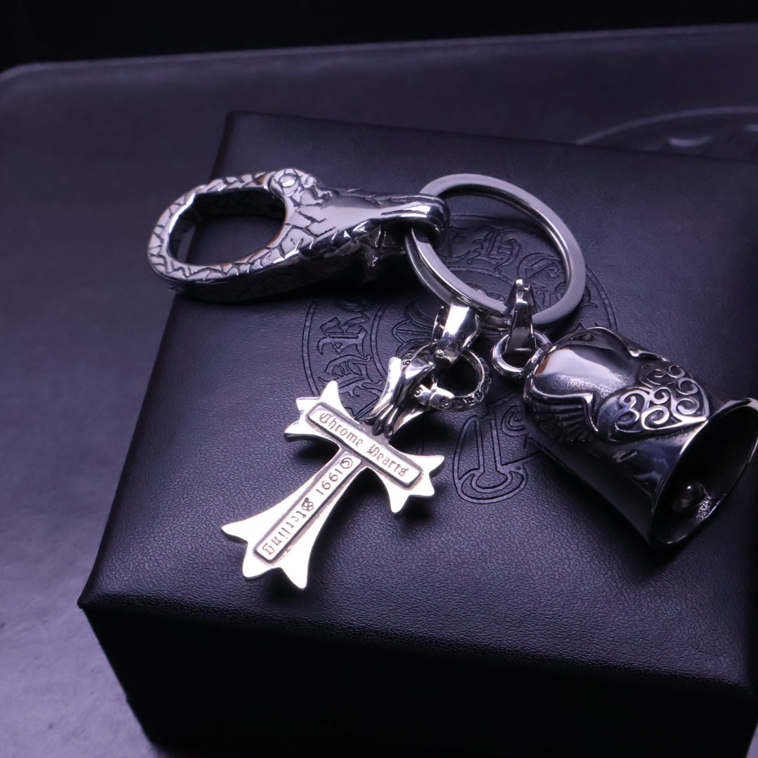 。𝐂𝐡𝐫𝐨𝐦𝐞 𝐡𝐞𝐚𝐫𝐭［2025🎁潮流推荐］克罗心钥匙扣挂件🔑裤👖包💼挂件 做工、质感一流.小细节提