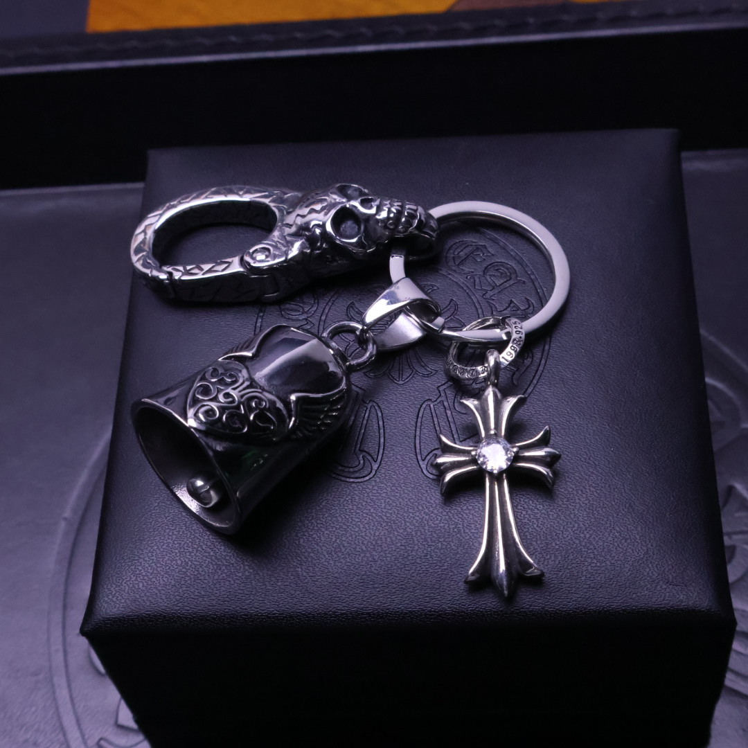 。𝐂𝐡𝐫𝐨𝐦𝐞 𝐡𝐞𝐚𝐫𝐭［2025🎁潮流推荐］克罗心钥匙扣挂件🔑裤👖包💼挂件 做工、质感一流.小细节提