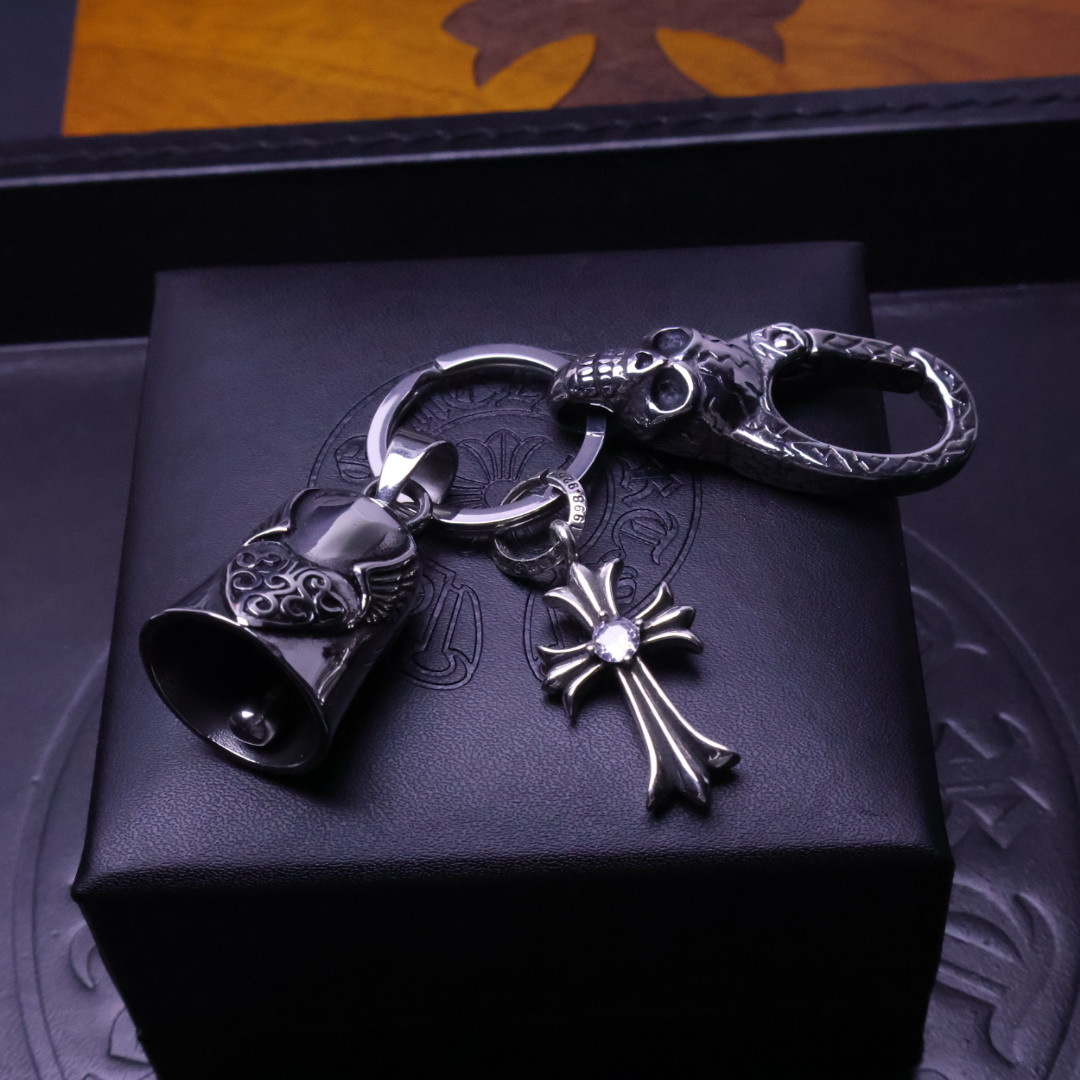。𝐂𝐡𝐫𝐨𝐦𝐞 𝐡𝐞𝐚𝐫𝐭［2025🎁潮流推荐］克罗心钥匙扣挂件🔑裤👖包💼挂件 做工、质感一流.小细节提