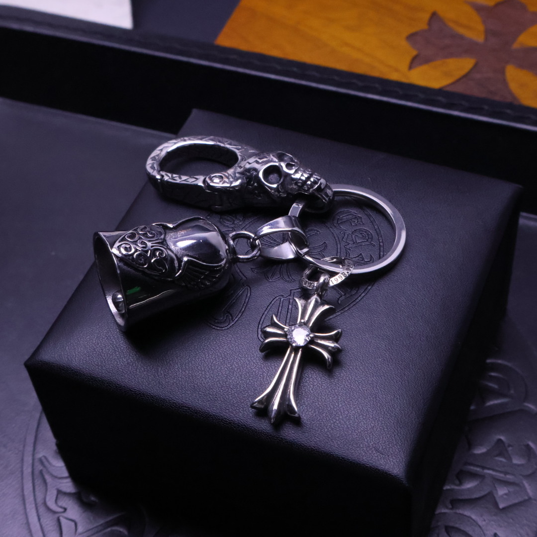 。𝐂𝐡𝐫𝐨𝐦𝐞 𝐡𝐞𝐚𝐫𝐭［2025🎁潮流推荐］克罗心钥匙扣挂件🔑裤👖包💼挂件 做工、质感一流.小细节提