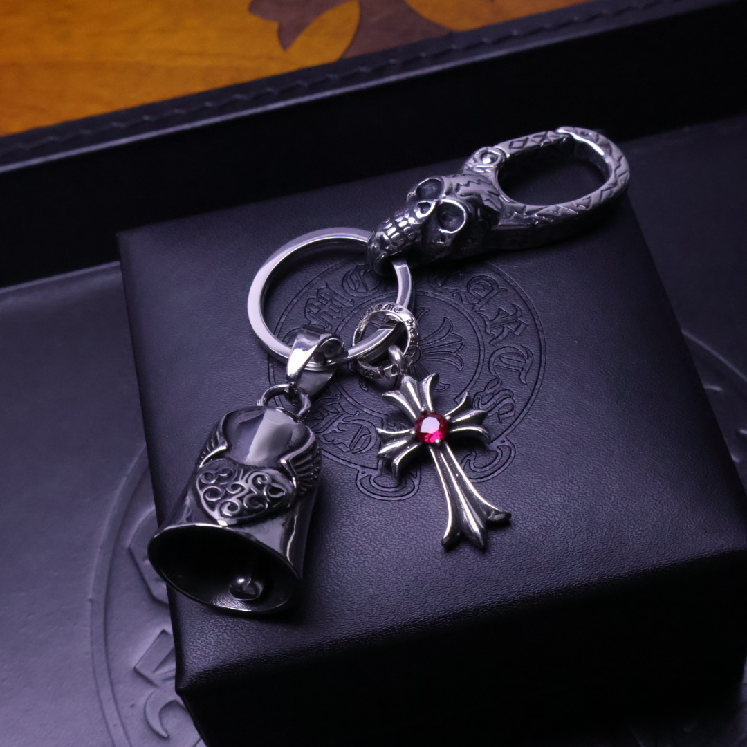 。𝐂𝐡𝐫𝐨𝐦𝐞 𝐡𝐞𝐚𝐫𝐭［2025🎁潮流推荐］克罗心钥匙扣挂件🔑裤👖包💼挂件 做工、质感一流.小细节提