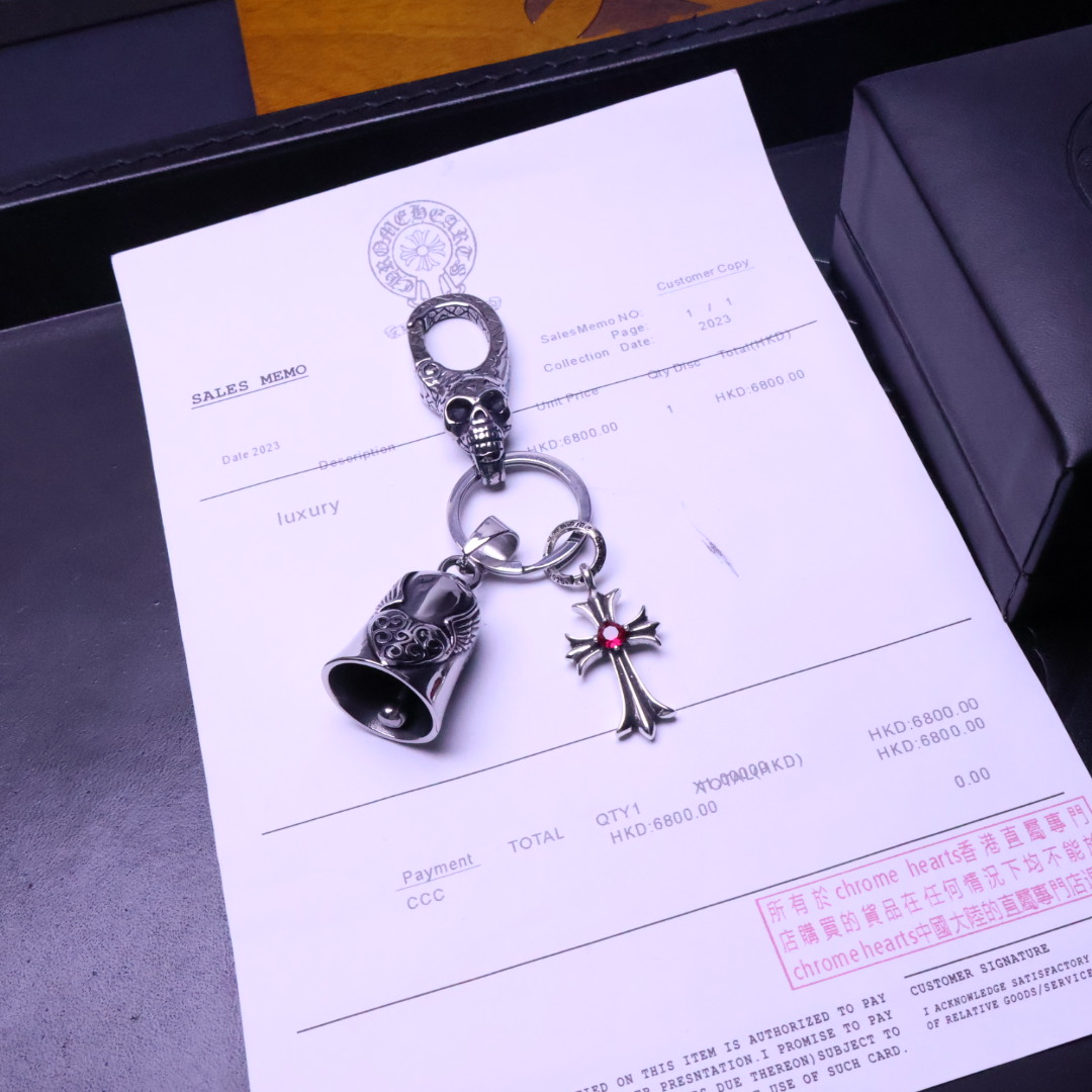 。𝐂𝐡𝐫𝐨𝐦𝐞 𝐡𝐞𝐚𝐫𝐭［2025🎁潮流推荐］克罗心钥匙扣挂件🔑裤👖包💼挂件 做工、质感一流.小细节提