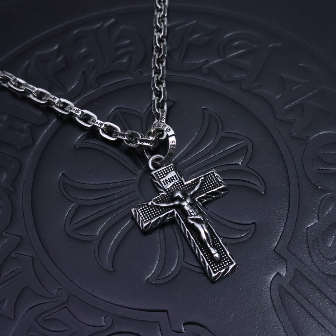 ［爆款推荐］𝐂𝐡𝐫𝐨𝐦𝐞 𝐡𝐞𝐚𝐫𝐭𝐬 克罗心✝️项链，字母链🤩帅爆了最新款克罗心项链 ⚜️造型不同的花