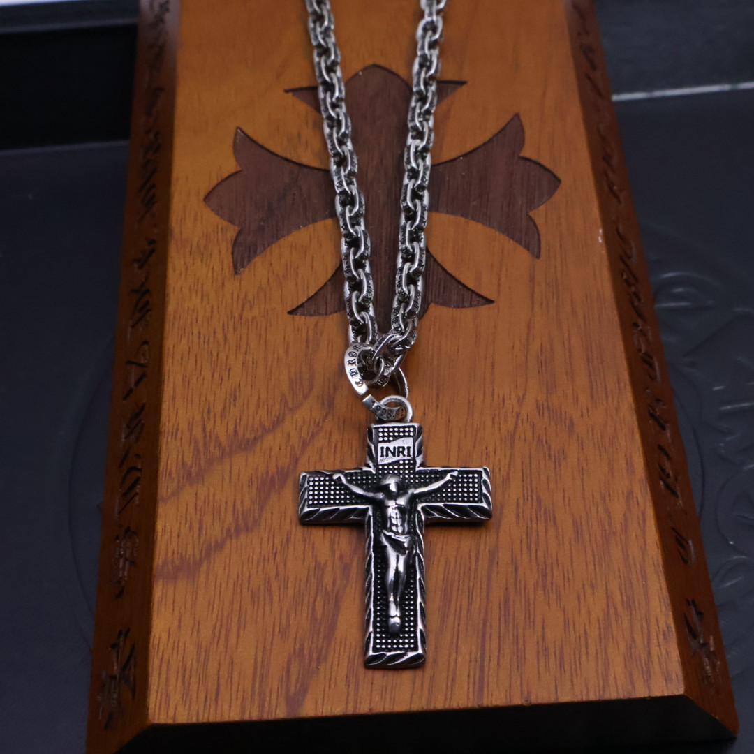 ［爆款推荐］𝐂𝐡𝐫𝐨𝐦𝐞 𝐡𝐞𝐚𝐫𝐭𝐬 克罗心✝️项链，字母链🤩帅爆了最新款克罗心项链 ⚜️造型不同的花