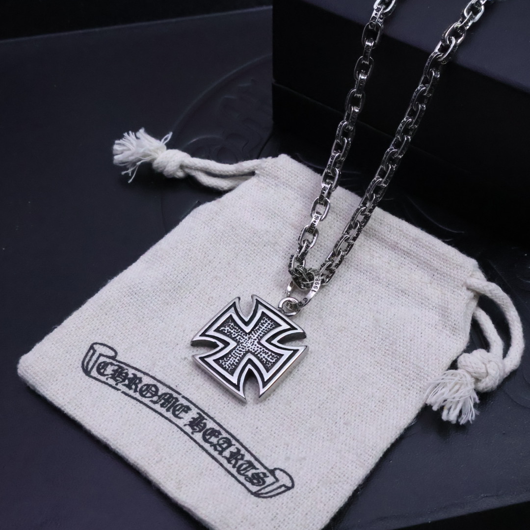 ［爆款推荐］𝐂𝐡𝐫𝐨𝐦𝐞 𝐡𝐞𝐚𝐫𝐭𝐬 克罗心✝️项链，字母链🤩帅爆了最新款克罗心项链 ⚜️造型不同的花