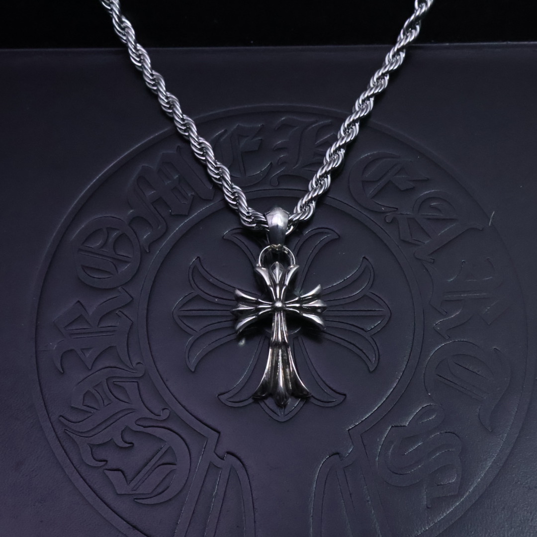 NO:113565,[Recommended for hot products] Croxin necklace, mohua chain is the latest Croxin necklace. Different pattern design styles show uniqueness. Cross Scout flowers are the logo of Croxin, so they last longer. Genuine version Chrome Hearts Croxin difference market ordinary light version comparison quality retro old gray oxygen level. ~Fashion and fashion essentials can be worn by both men and women. Trendy and fashionable, rock punk silver style retro elements. The same style of couples is full of fashion. Must-selling, must-sell, factory direct sales, personalized and versatile style., jewelry boutique, chrome hearts, chrome hearts, necklace19860909批［爆款推荐］ 克罗心项链,麻花链帅爆了最新款克罗心项链 造型不同的花纹设计风格 呈现出与众不同 十字架 童军花是克罗心的标志所以更经久不衰 正品打版Chrome Hearts克罗心区别市场普通轻版对版对标品质 复古做旧灰氧程度.～潮流时尚必备 男女均可佩戴 潮流时尚,摇滚朋克泰银风格 复古元素 情侣同款时尚感十足 上图必卖,厂家直销,个性百搭潮流百搭款.,饰品精品,chrome hearts,chrome hearts,necklace,Jewelry