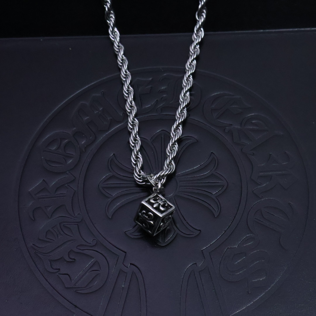 NO:113541,Comment [2025 Gift Recommendation] Croxin Necklace, Twisted Chain is so cool that Croxin Necklace. Different pattern design styles show uniqueness. Cross Scout flowers are the logo of Croxin, so they last longer. Genuine version Chrome Hearts Croxin Difference Market Ordinary Light Edition Comparison Quality Retro Aging Gray Oxygen Level. ~ Trendy and Fashion Must-have for both men and women. Trendy and Fashion, Rock Punk Tsil Silver Style. Retro Elements. The same style of couples is very fashionable. The manufacturer direct sales are from the manufacturer. This model has been released. Croxin is very good for matching fashionable clothes, jewelry, chrome hearts, chrome hearts, necklace19860909批［2025送礼推荐］ 克罗心项链,麻花链帅爆了克罗心项链 造型不同的花纹设计风格 呈现出与众不同 十字架 童军花是克罗心的标志所以更经久不衰 正品打版Chrome Hearts克罗心区别市场普通轻版对版对标品质 复古做旧灰氧程度.～潮流时尚必备 男女均可佩戴 潮流时尚,摇滚朋克泰银风格 复古元素 情侣同款时尚感十足厂家直销,个性百搭潮流百搭款. 这款一直在出 克罗心里面热卖款 非常好搭配时尚衣服,饰品精品,chrome hearts,chrome hearts,necklace,Jewelry
