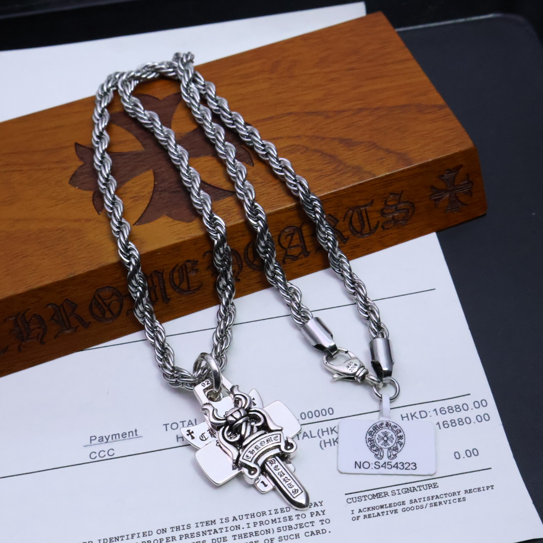 ［2025🎁经典爆款］𝐂𝐡𝐫𝐨𝐦𝐞 𝐡𝐞𝐚𝐫𝐭𝐬 克罗心✝️项链，麻花链🤩帅爆了克罗心项链 ⚜️造型不同