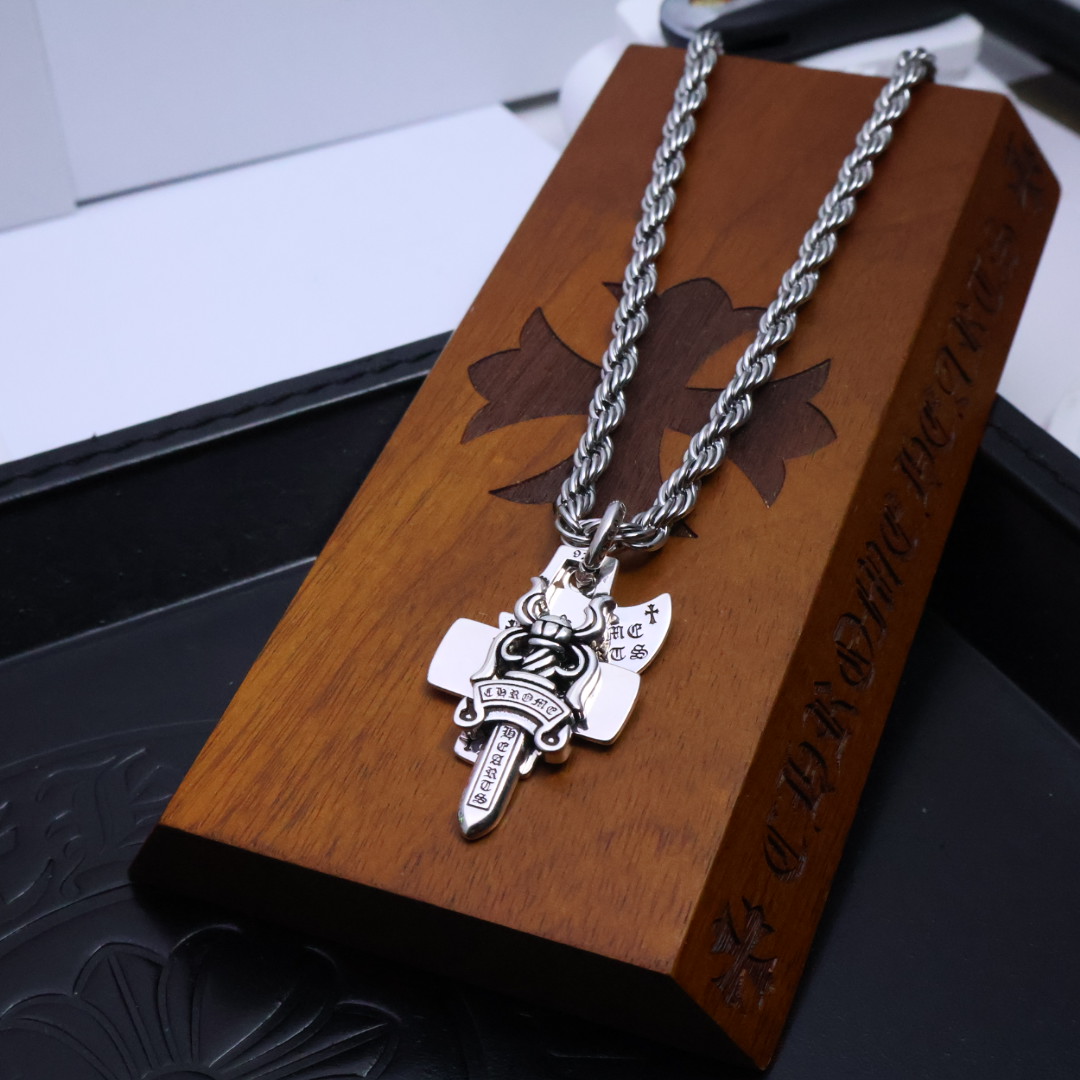 ［2025🎁经典爆款］𝐂𝐡𝐫𝐨𝐦𝐞 𝐡𝐞𝐚𝐫𝐭𝐬 克罗心✝️项链，麻花链🤩帅爆了克罗心项链 ⚜️造型不同